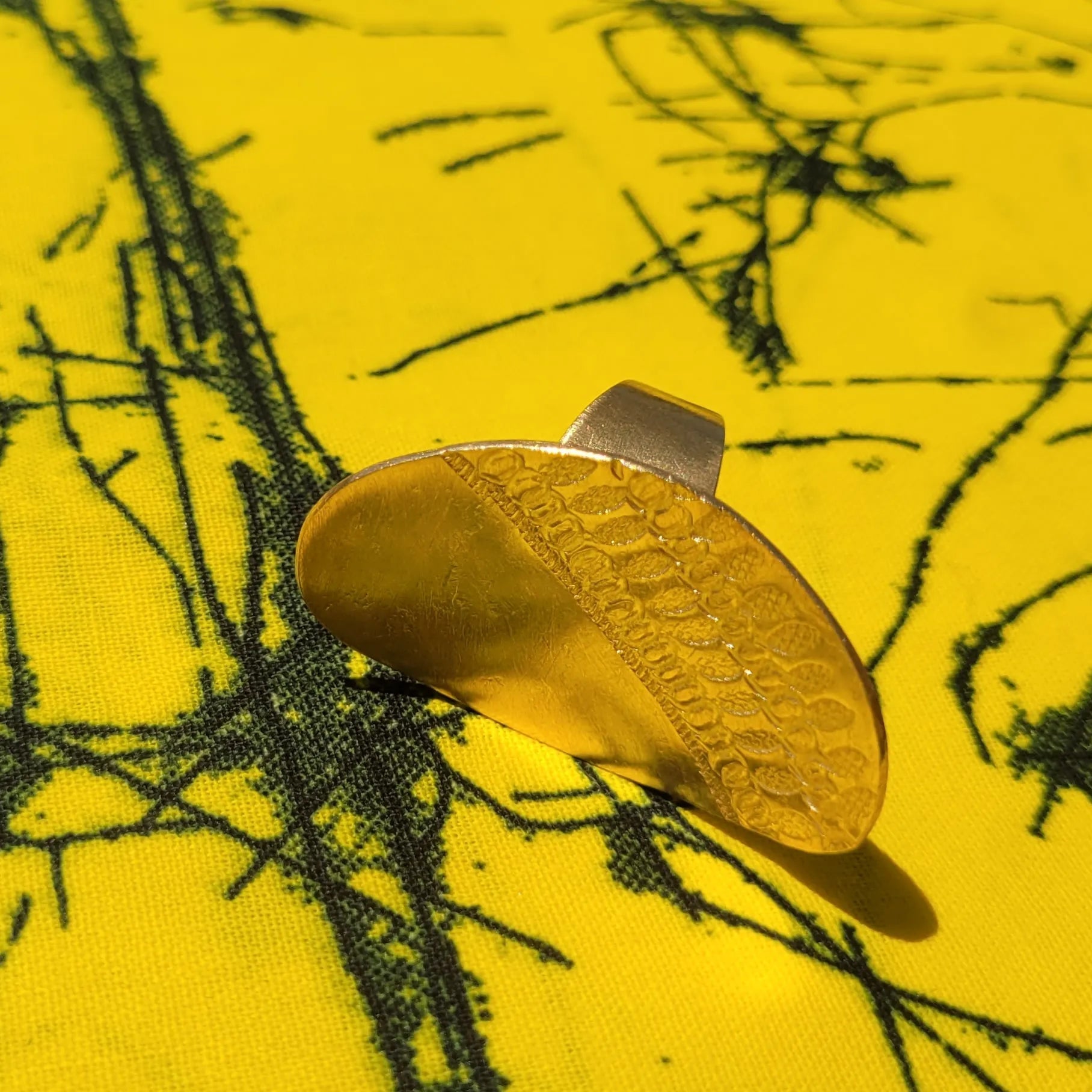 bague ethnique Luwana, une bague fantaisie pour femme façonnée au Sénégal