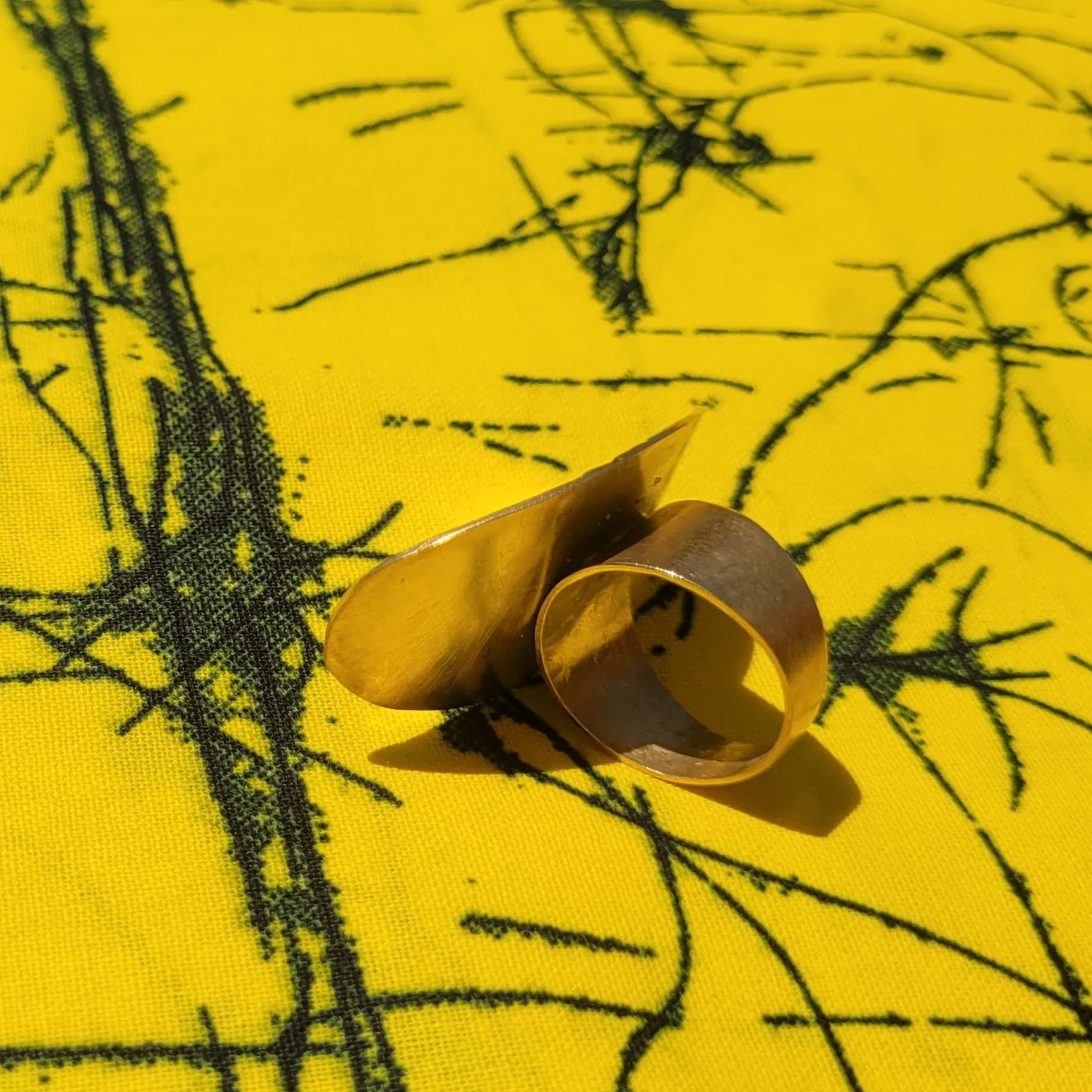 bague ethnique Luwana, une bague fantaisie pour femme faite main par des artisans dakarois