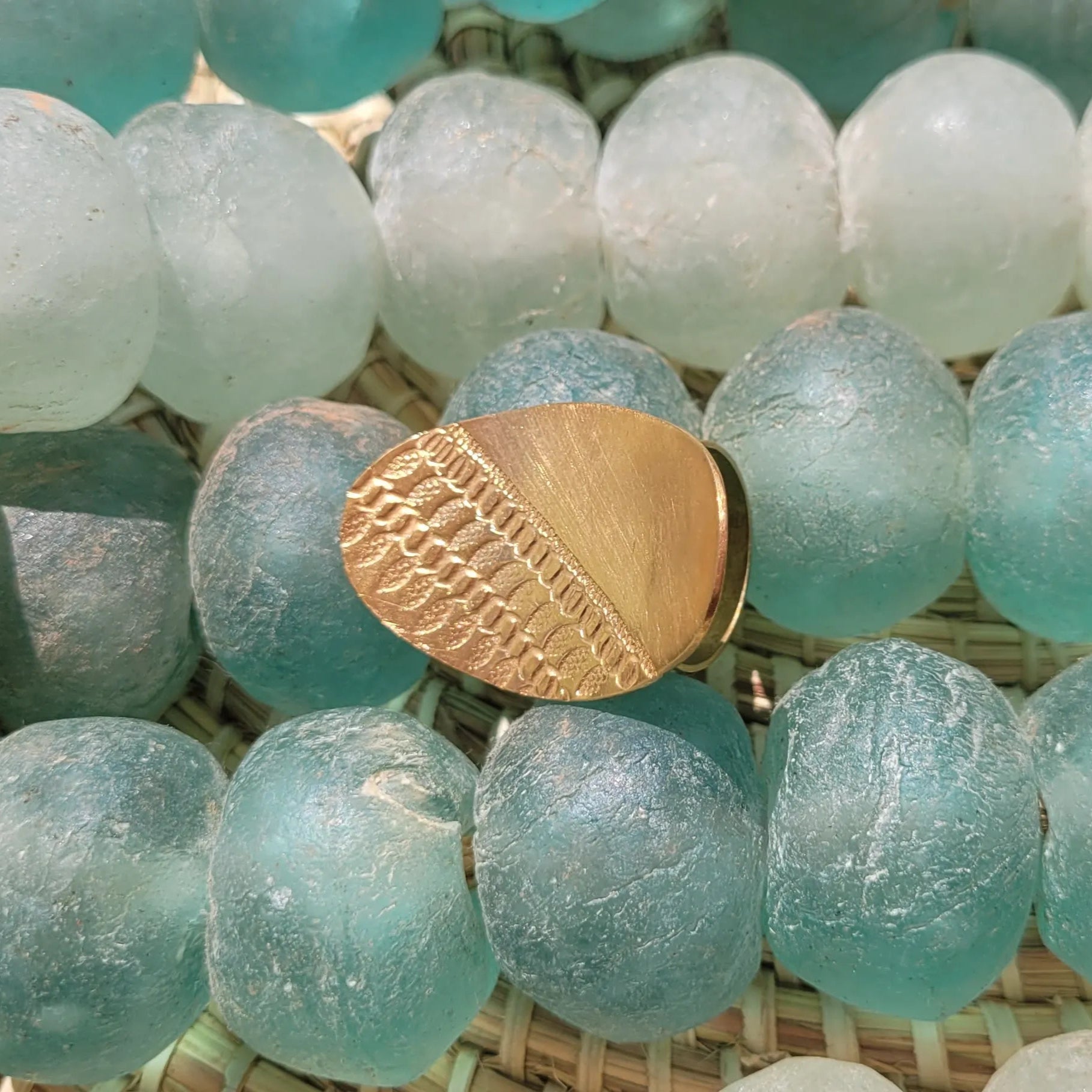 bague ethnique Luwana, un bijou en bronze sublimé par un ovale cambré