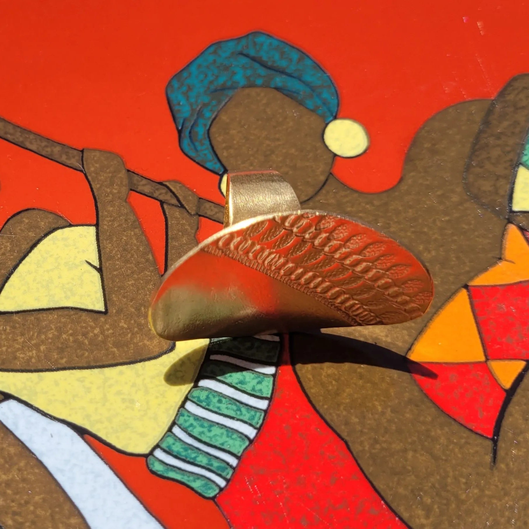 bague ethnique Luwana, un bijou au fini sculpté et satiné