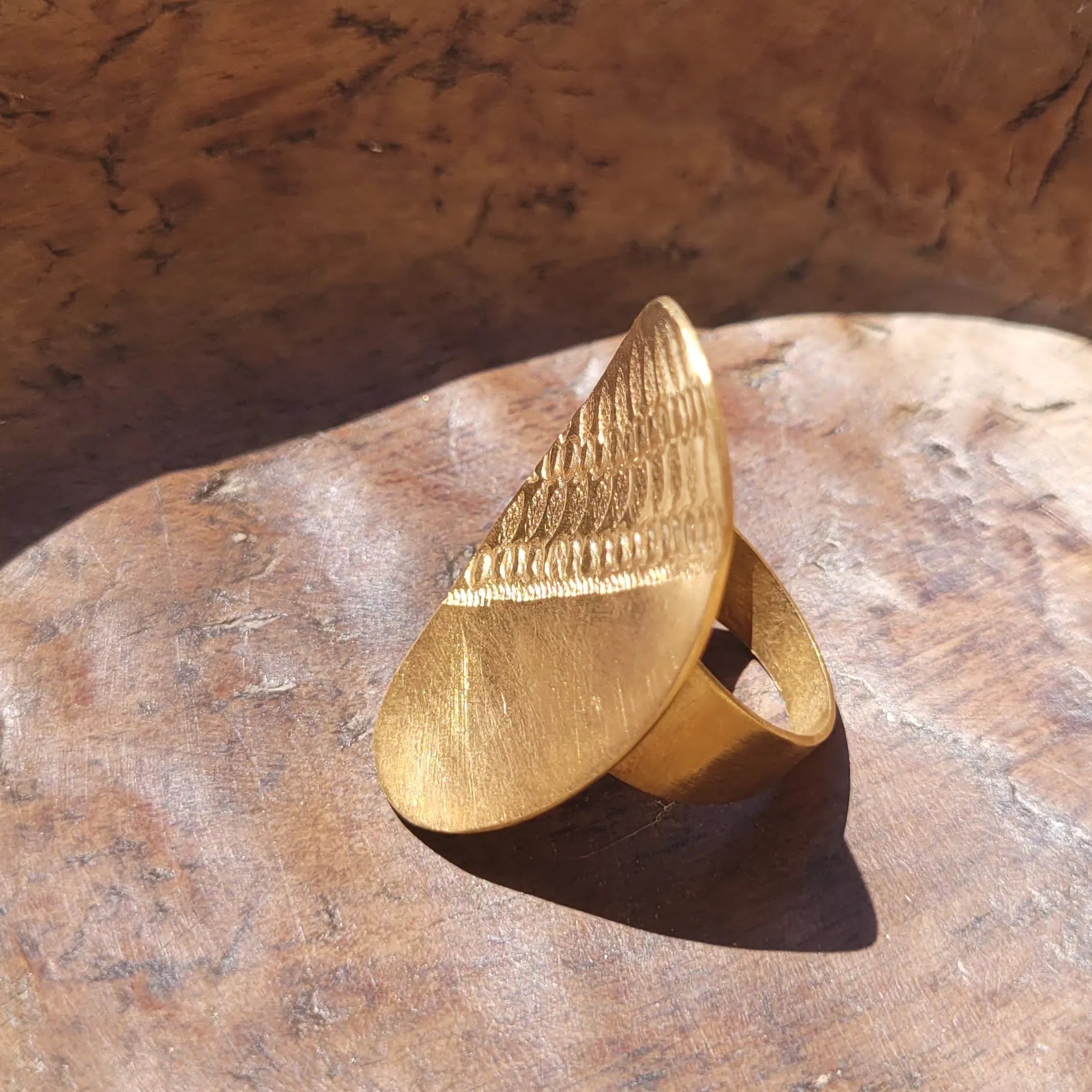 bague ethnique Luwana, un bijou en bronze façonné au Sénégal