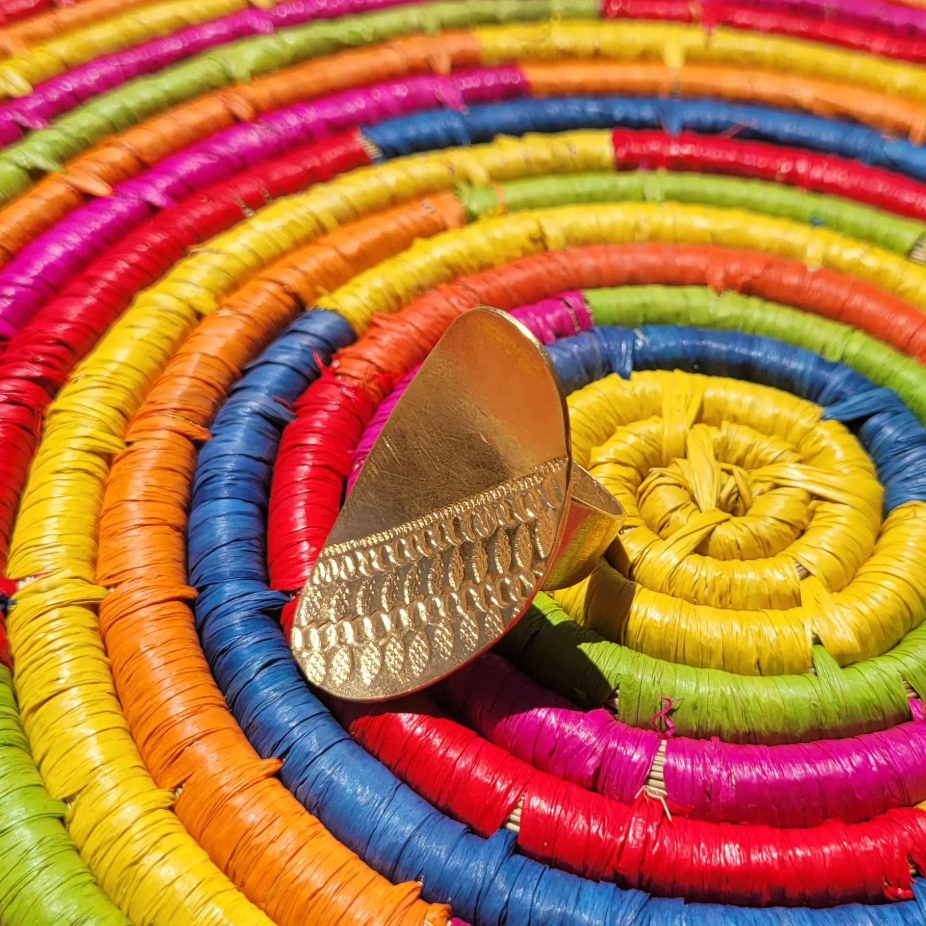 bague ethnique Luwana, un bijou en bronze fait main par des artisans dakarois