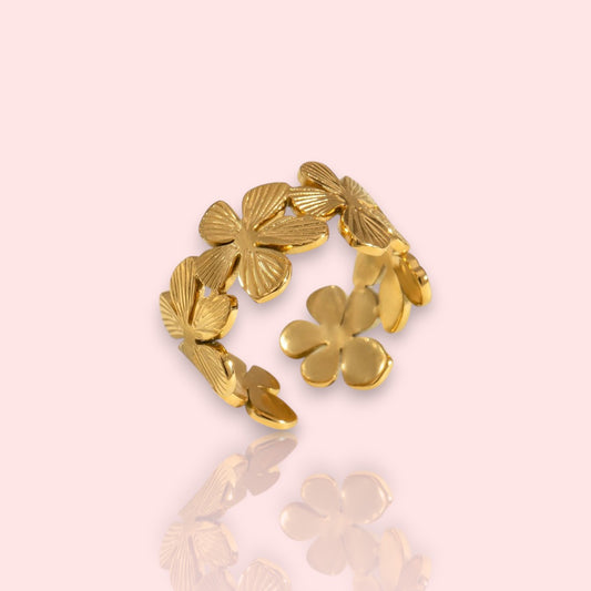 bague fleur Baby Flora, une bague dorée tendance en 2025