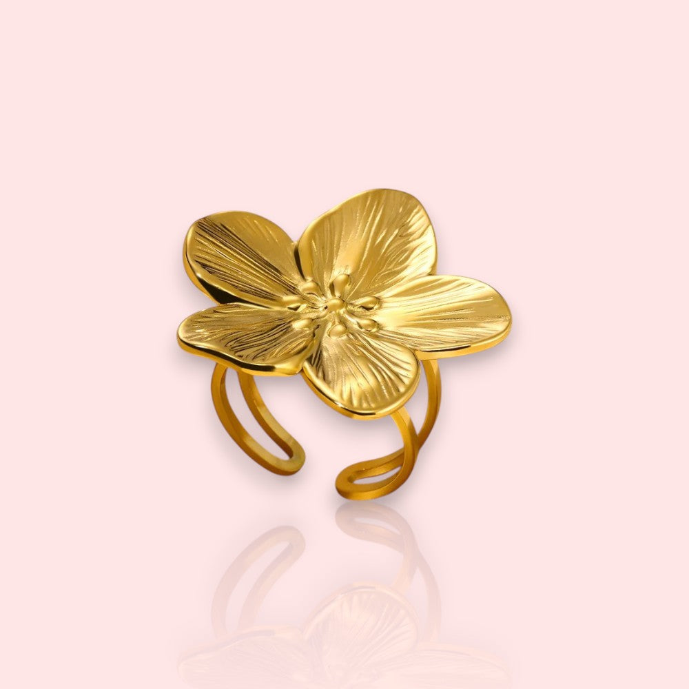 bague fleur Tiaré, une bague dorée tendance en 2025