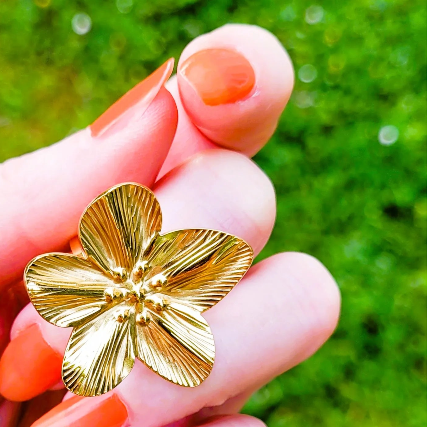bague fleur Tiaré, une bague dorée à l’inspiration exotique