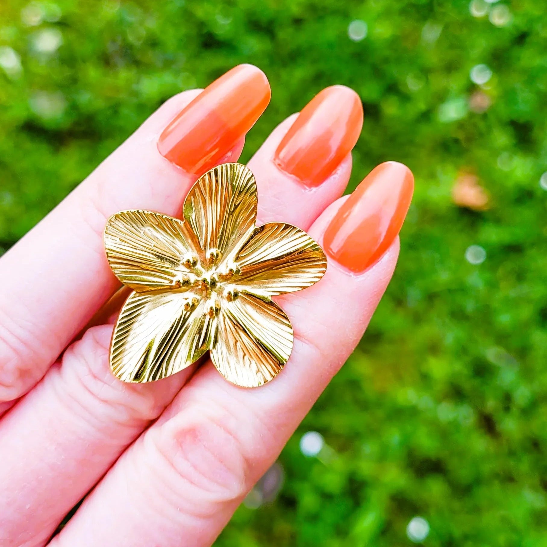 bague fleur Tiaré, une bague pour femme moderne tendance en 2025