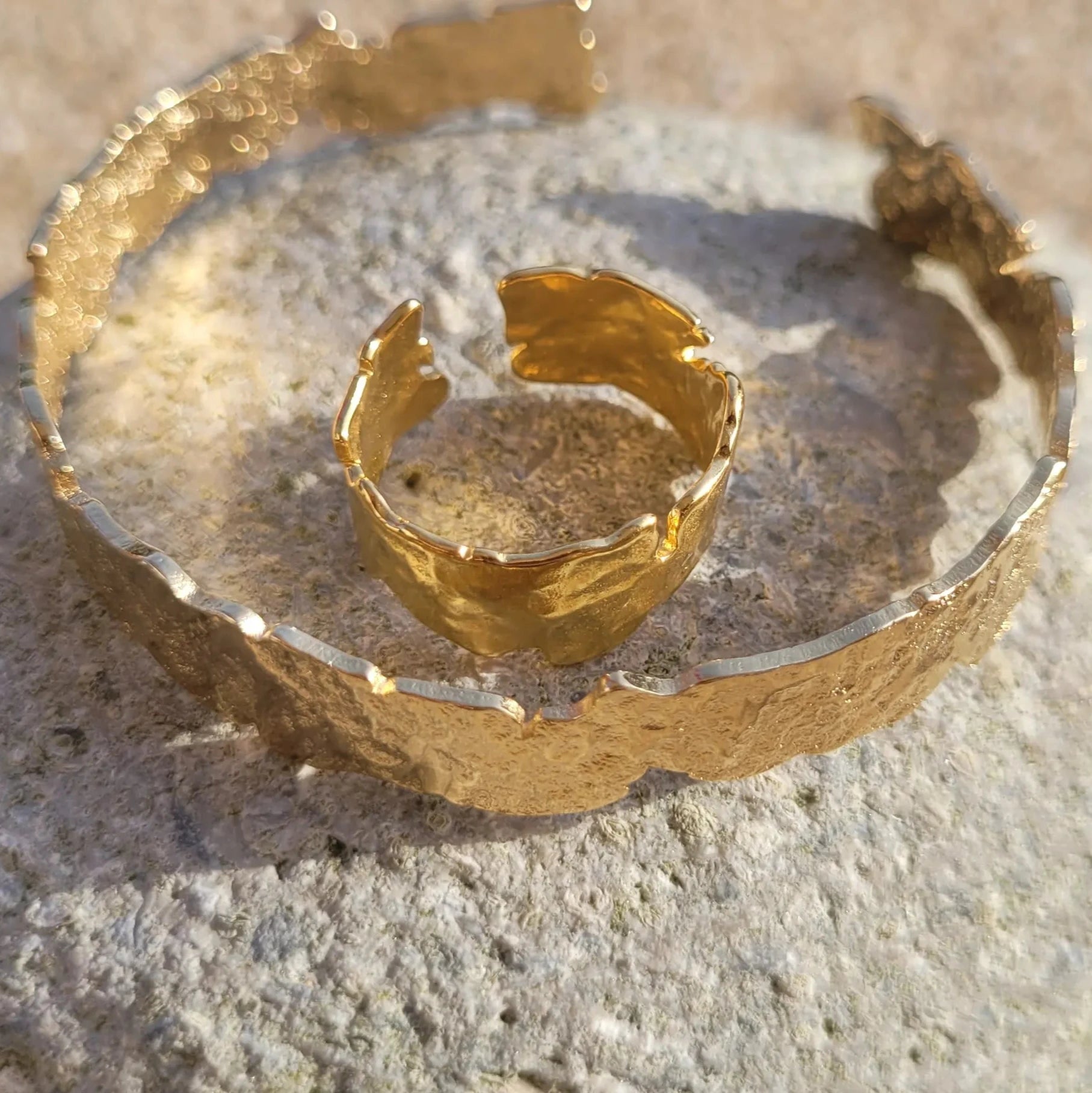 bague large pour femme Arya en laiton recouvert d’or