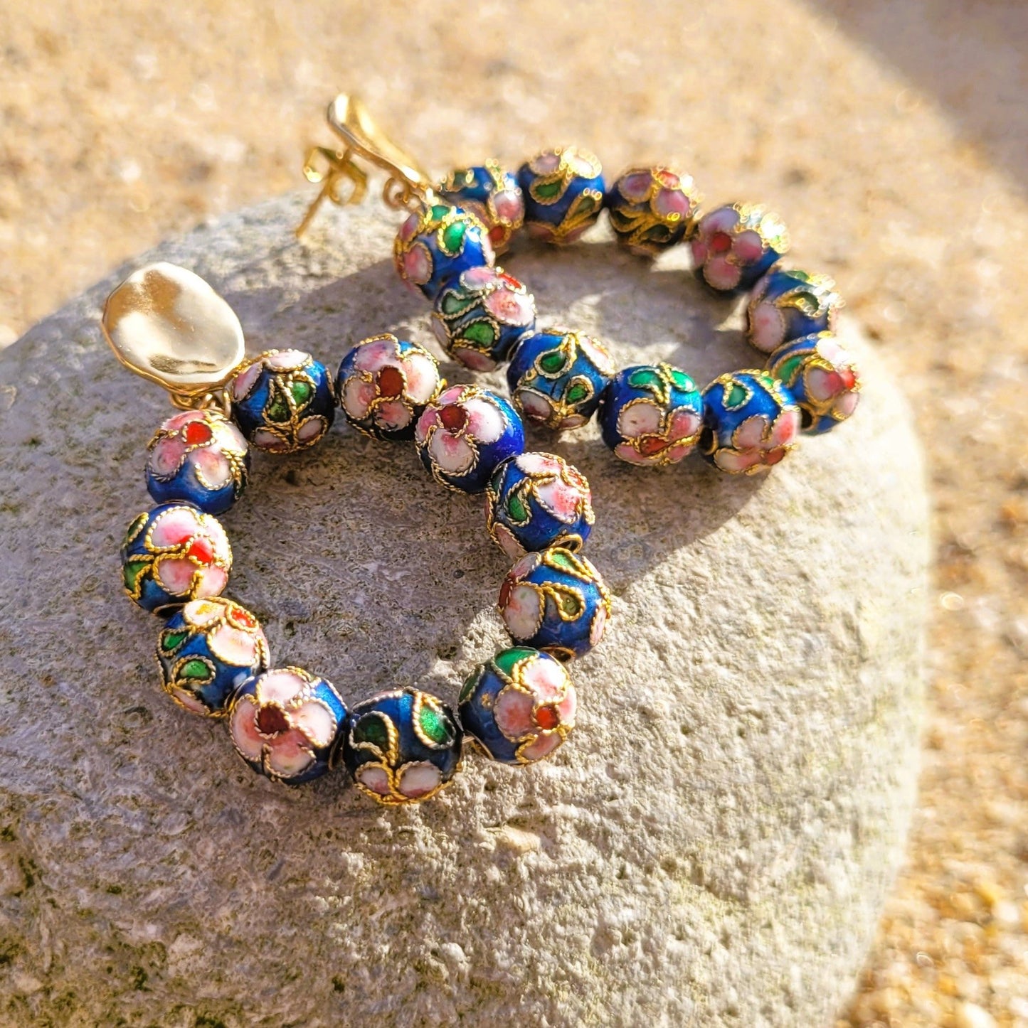 boucles d’oreilles Alice avec perles émaillées en laiton recouvert d’or