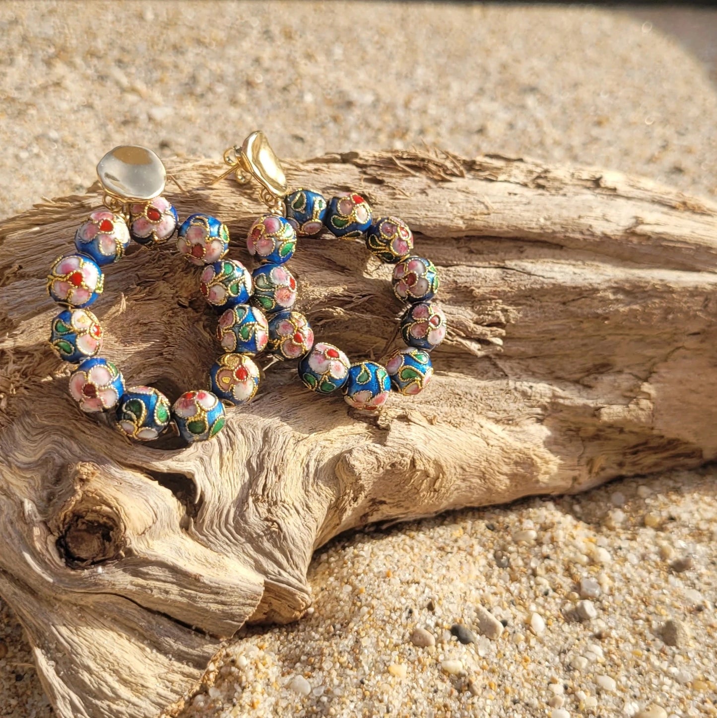 boucles d’oreilles Alice avec perles émaillées dorées et bleu roi