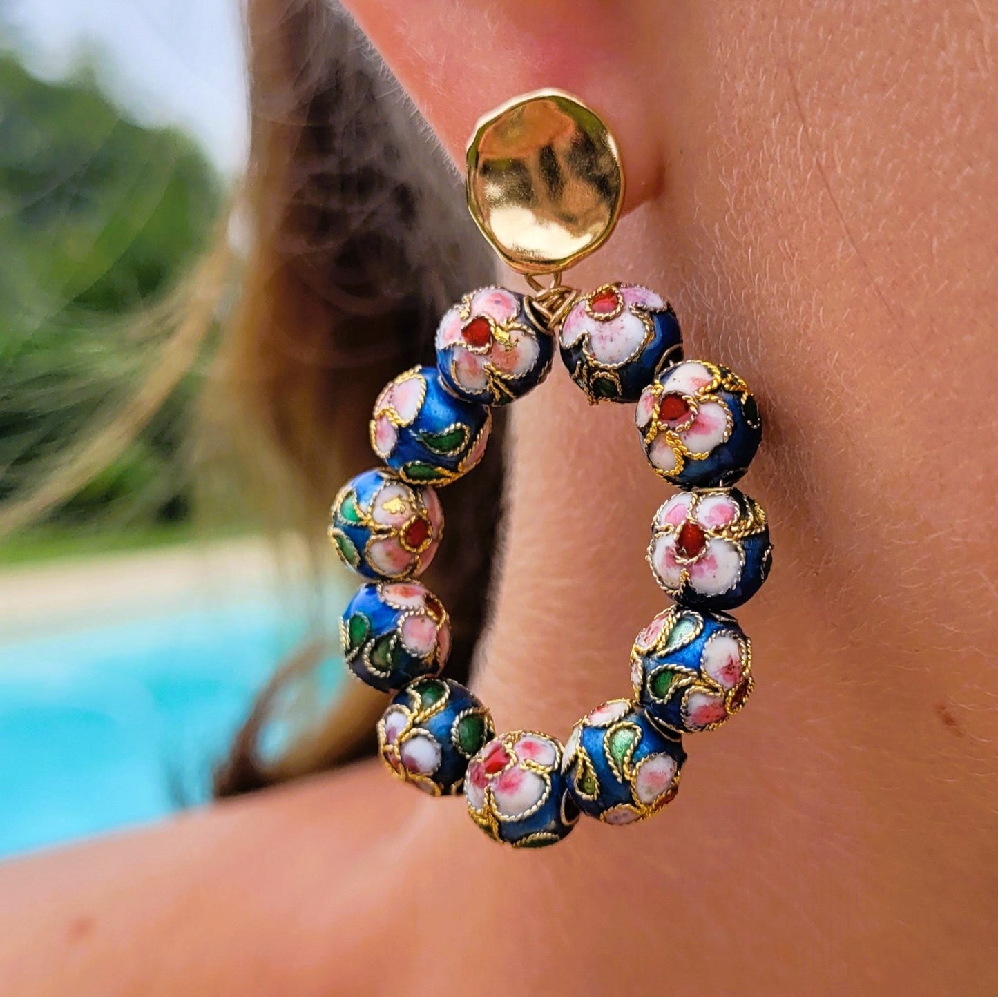 boucles d’oreilles tendances 2024 Alice en laiton recouvert d’or et perles émaillées