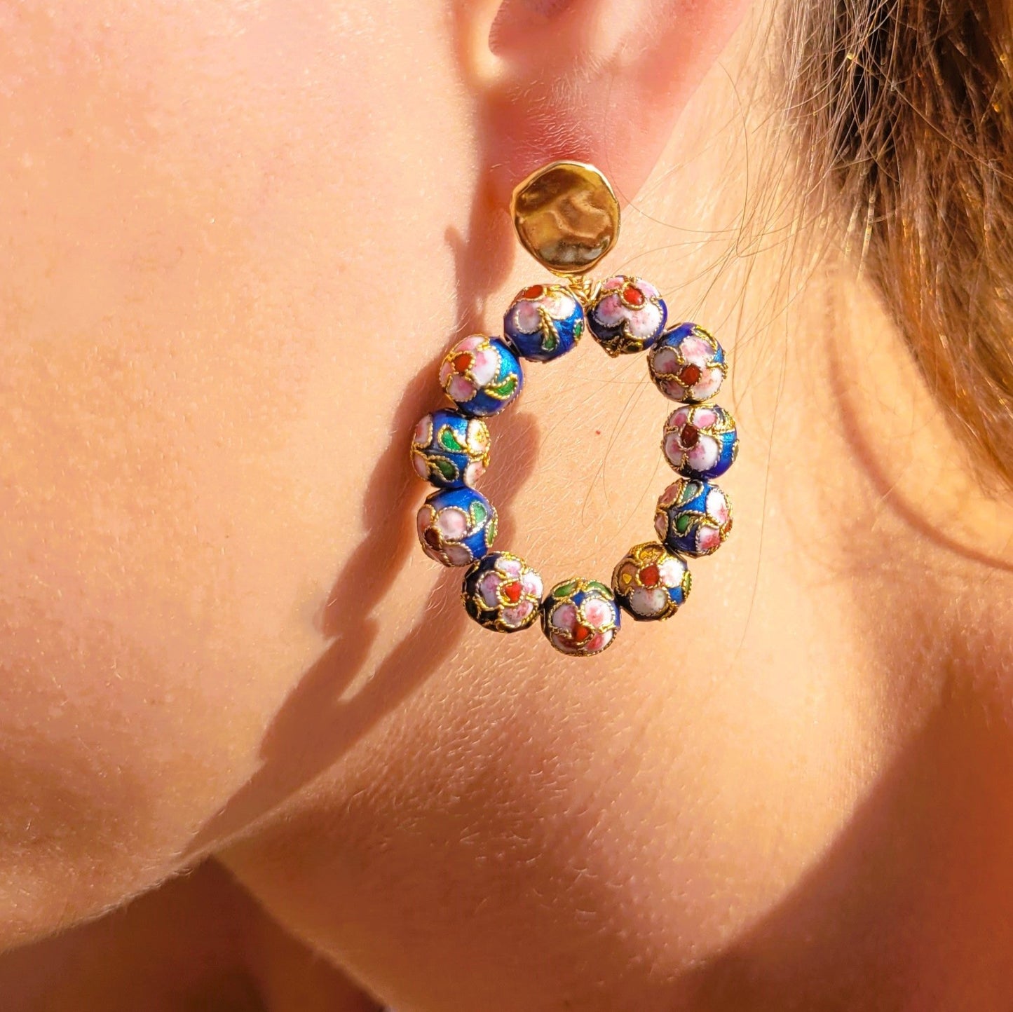 boucles d’oreilles tendances 2024 Alice dorées et bleu roi