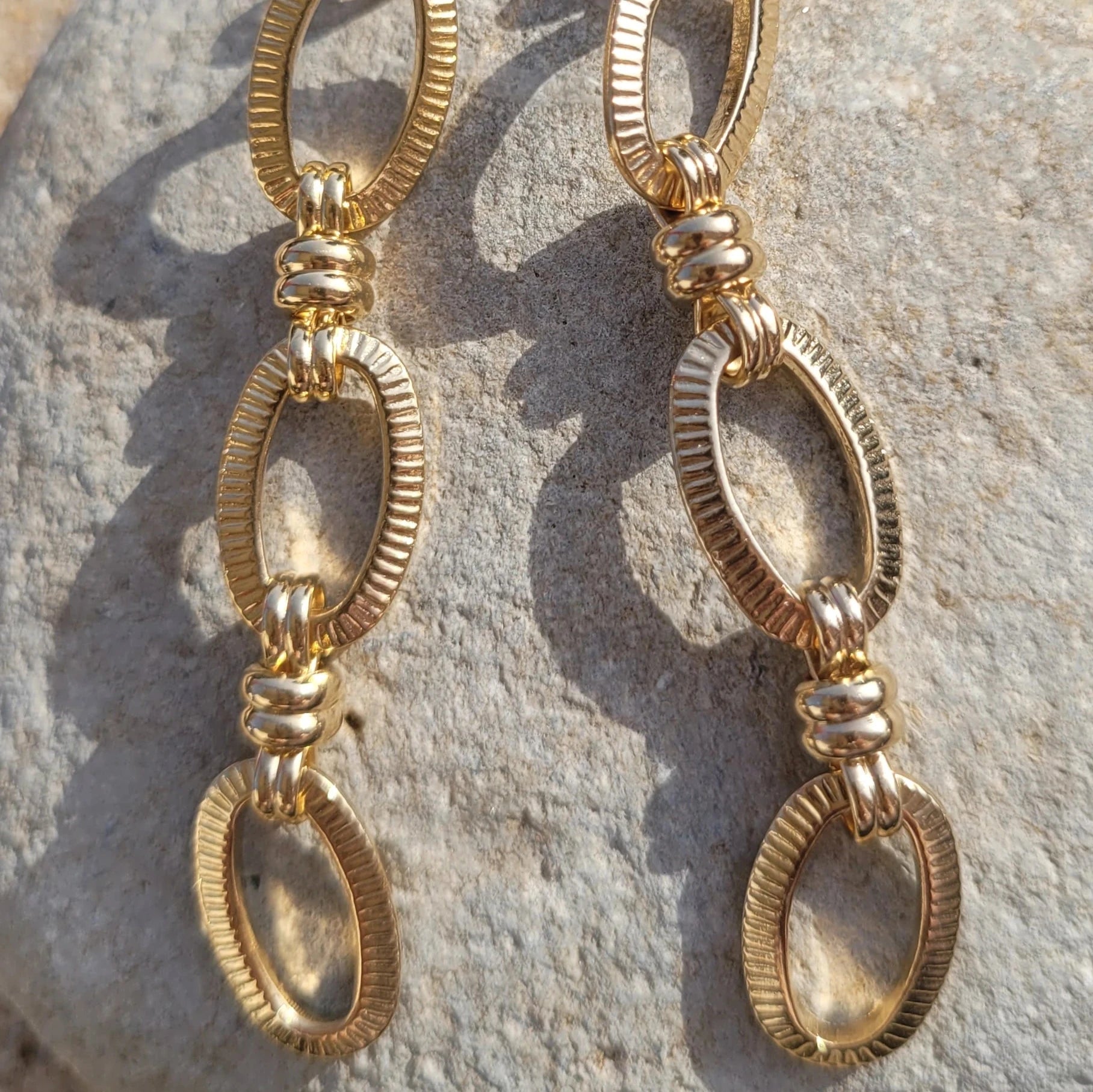 boucles d’oreilles pendantes fantaisie Axelle en laiton recouvert d’or