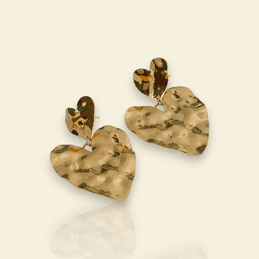 boucles dorées Amora, des boucles d’oreilles tendance en cœurs