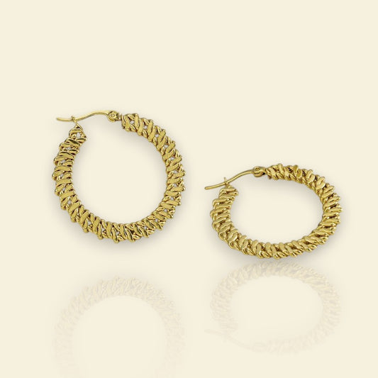 boucles dorées Ananke, des boucles d’oreilles tendance au design raffiné