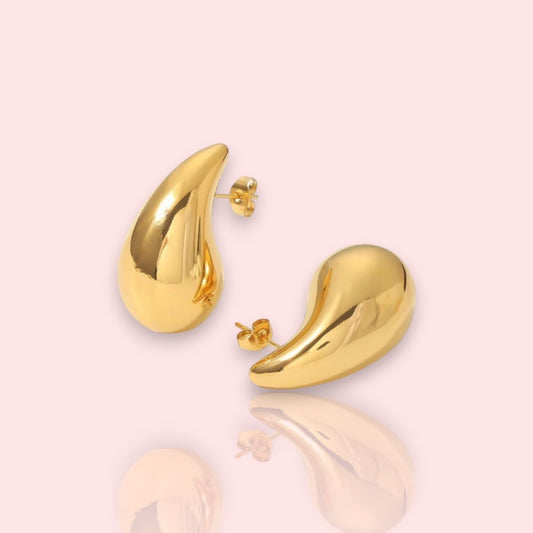 boucles dorées Aqua, des boucles d’oreilles tendance au design goutte d’eau