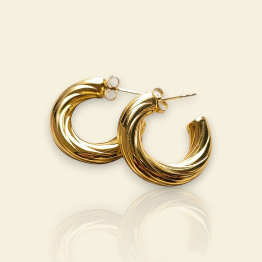 boucles dorées Ava, des boucles d’oreilles tendance au design actuel