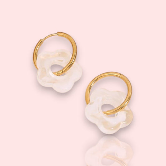 boucles dorées blanches Chloé, des boucles d’oreilles tendance au design fleur