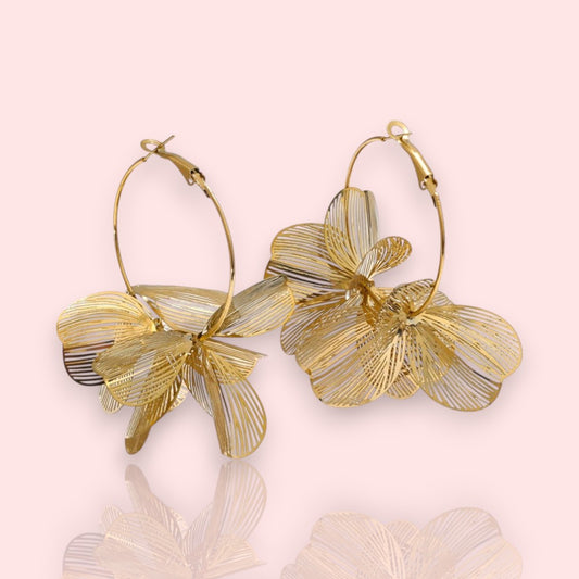 boucles dorées Eclosion, des boucles d’oreilles tendance au design aérien de pétales
