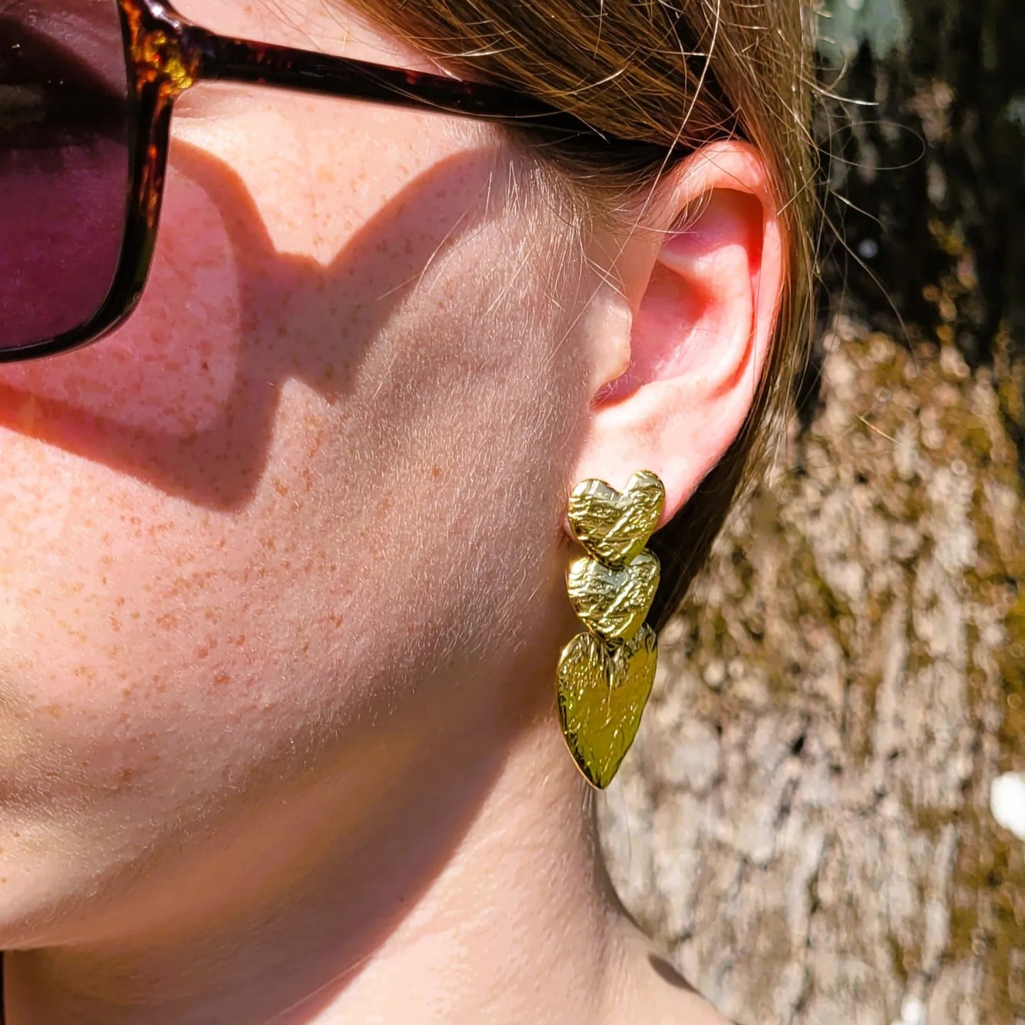 boucles dorées Heart, des boucles d’oreilles fantaisies originales de cœurs en cascade