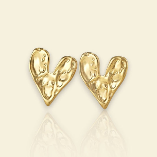 boucles dorées Lovia, des boucles d’oreilles tendance en forme de cœurs