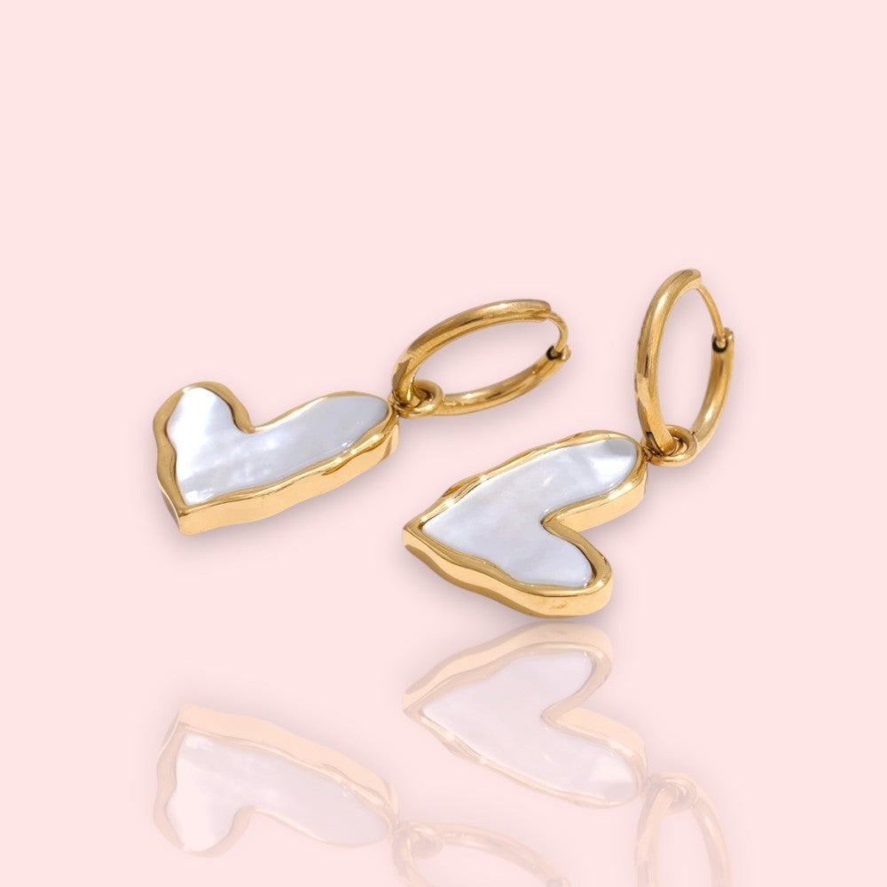 boucles dorées nacrées Juliette, des boucles d’oreilles tendance au design cœur
