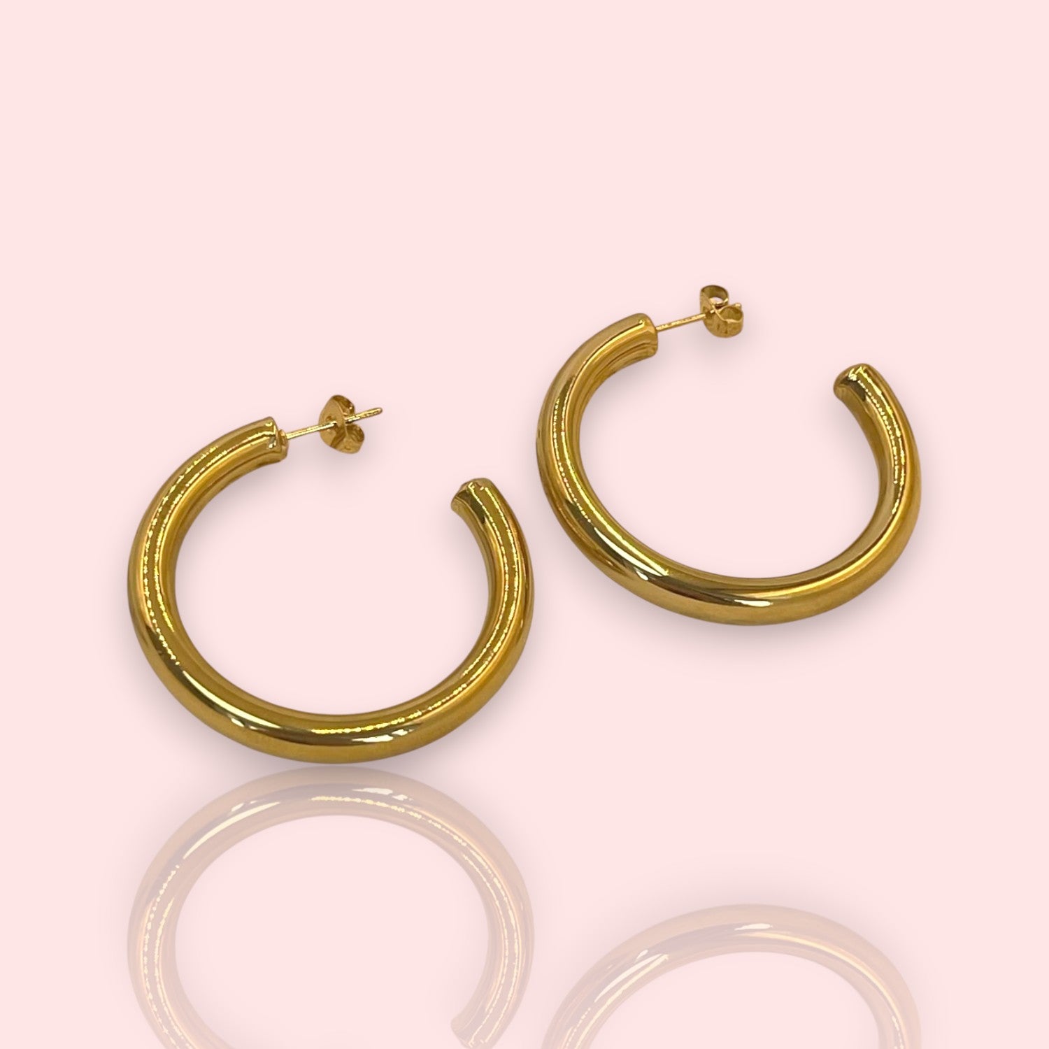 boucles dorées Ophélie, des boucles d’oreilles tendance aux lignes de créoles