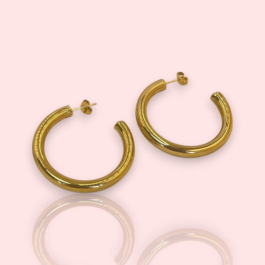 boucles dorées Ophélie, des boucles d’oreilles tendance aux lignes de créoles