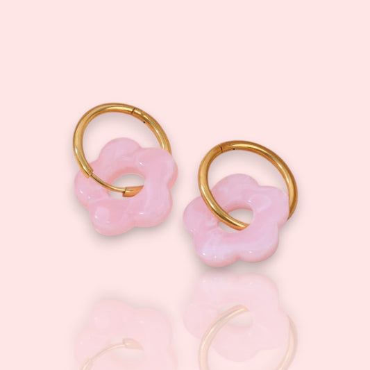 boucles dorées roses Chloé, des boucles d’oreilles tendance au design fleur