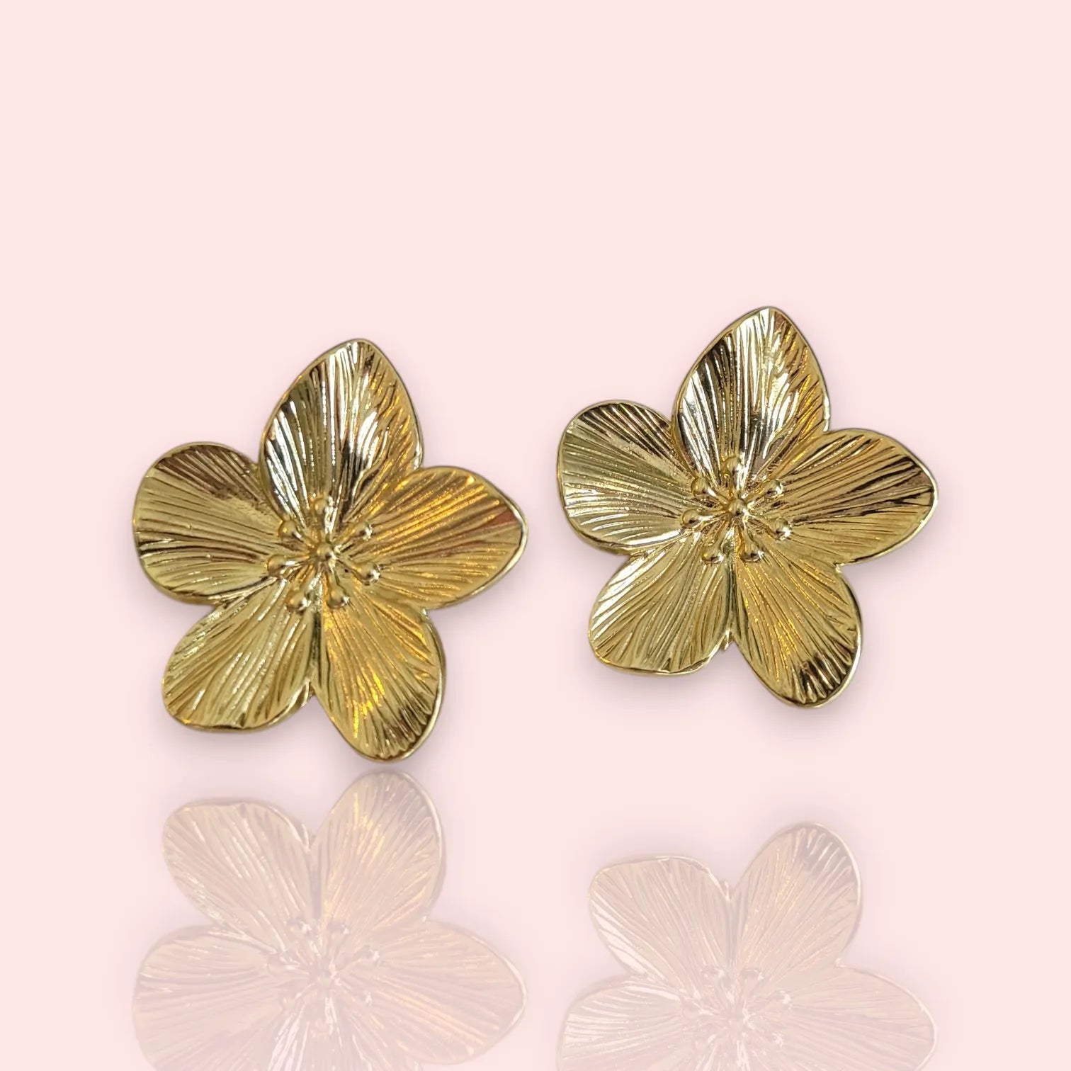 boucles dorées Tiaré, des boucles d’oreilles tendance au design fleur des îles