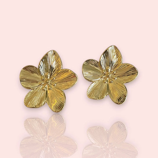 boucles dorées Tiaré, des boucles d’oreilles tendance au design fleur des îles