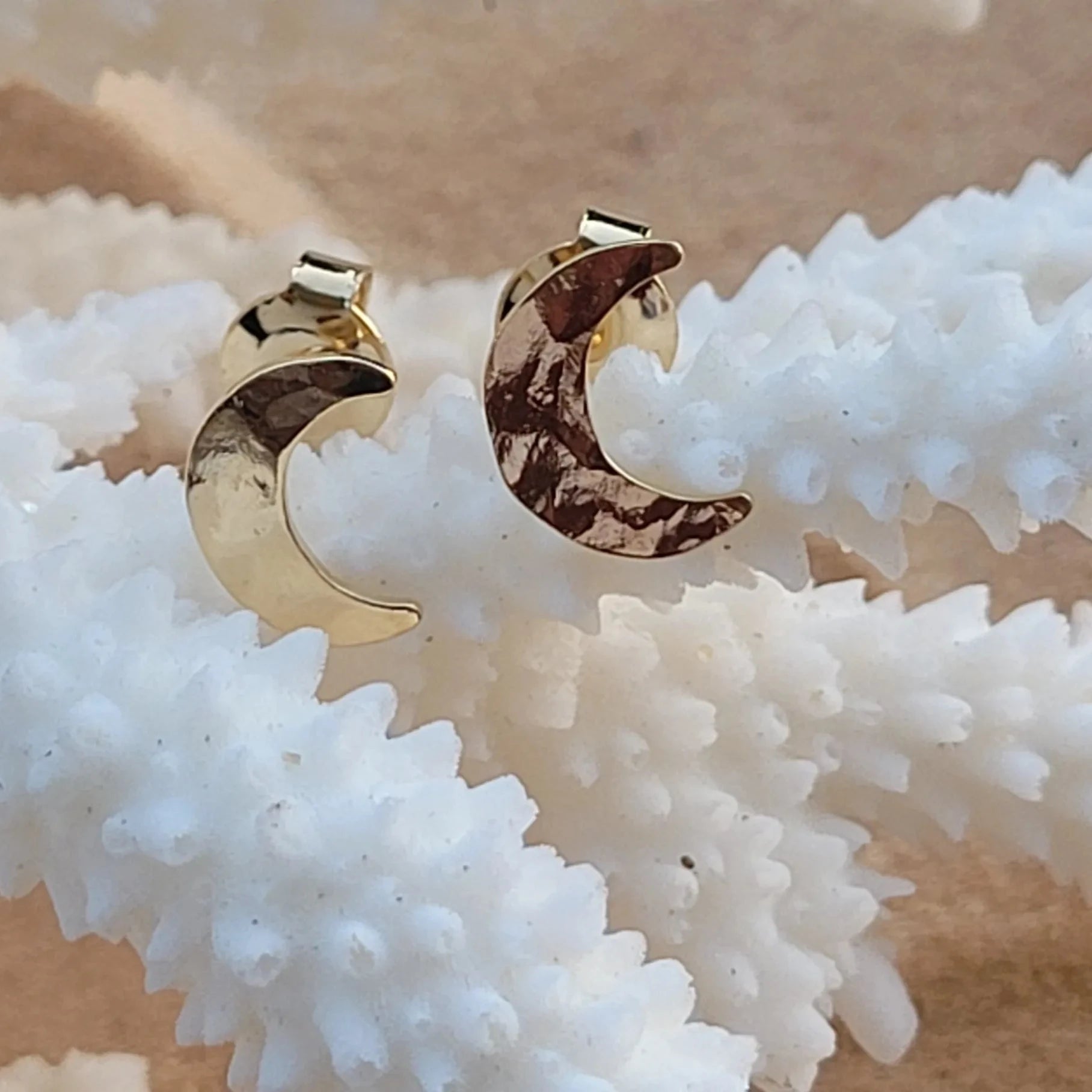 boucles d’oreilles Luna puces en laiton doré