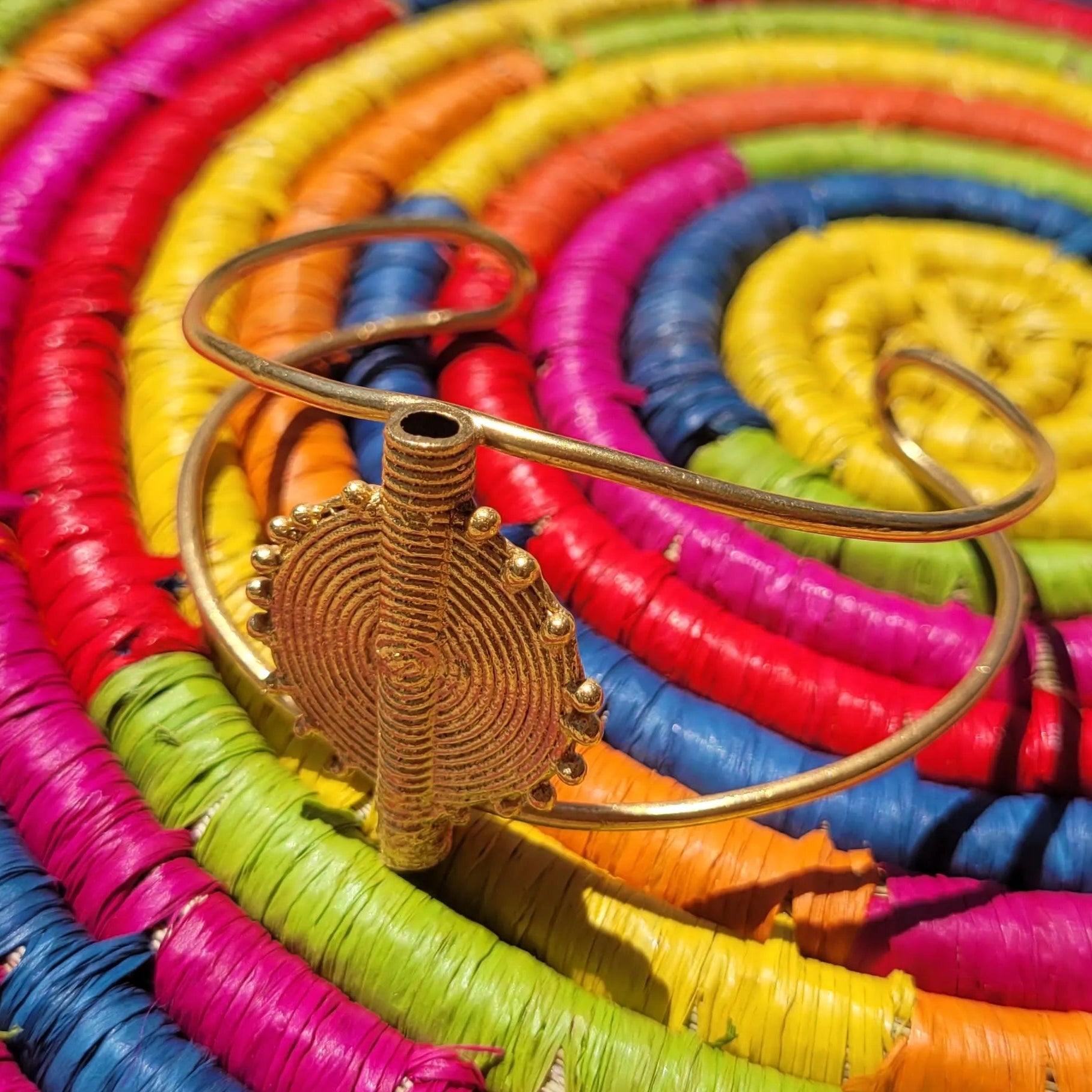 bracelet en bronze Akan, un bijou africain avec un poids à peser l’or traditionnel