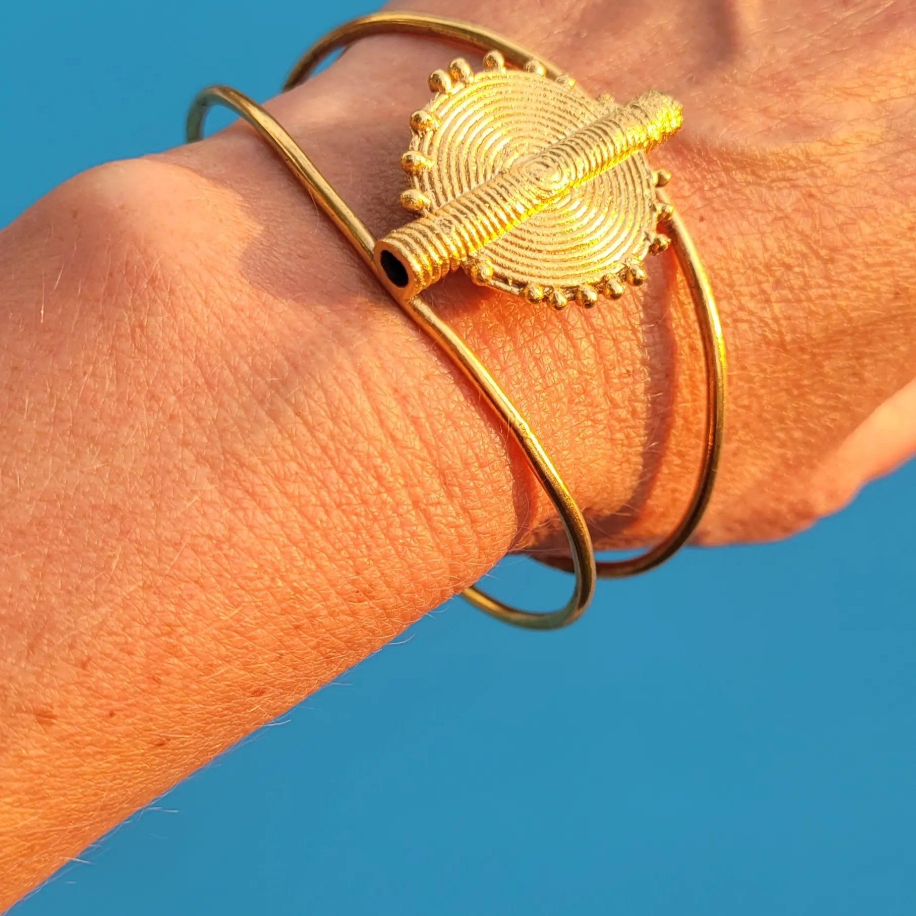 bracelet en bronze Akan, un bijou africain façonné au Sénégal