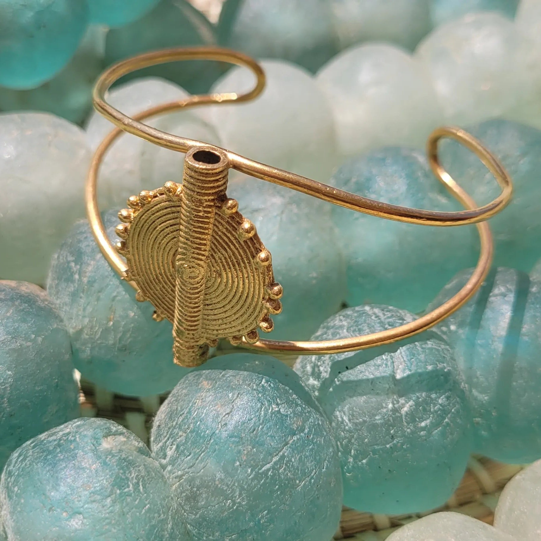 bracelets en bronze Akan, des bijoux originaux avec un poids à peser l’or traditionnel