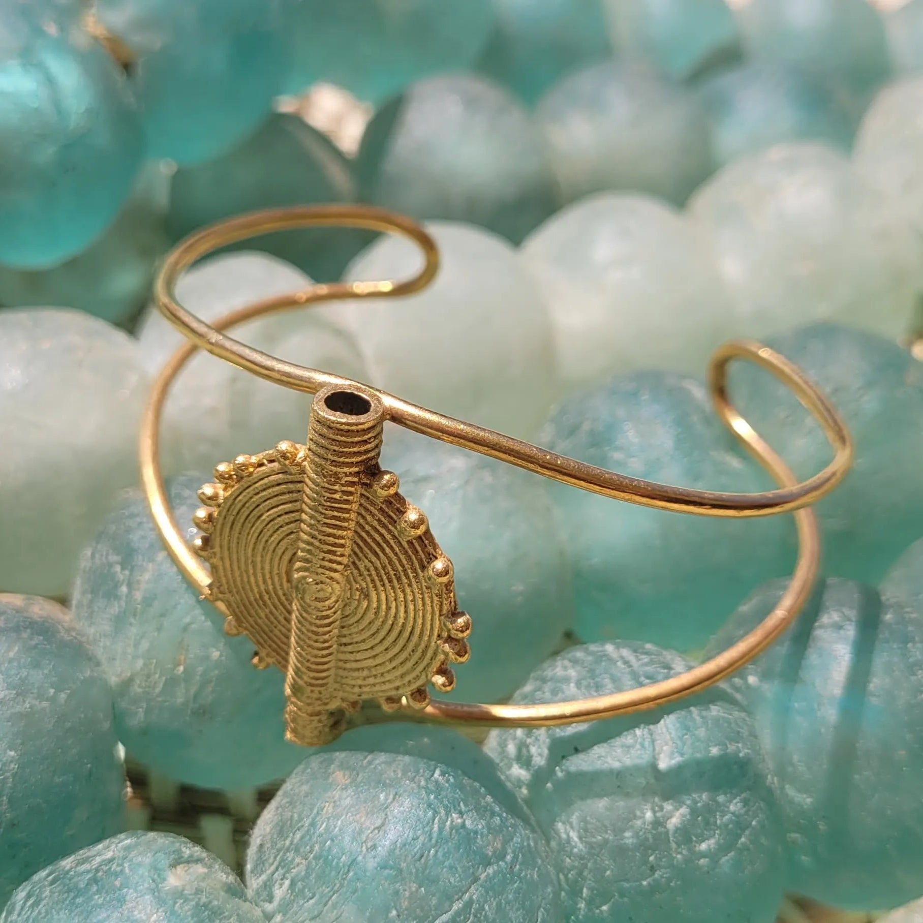 bracelets Akan, des bijoux originaux en bronze sculpté