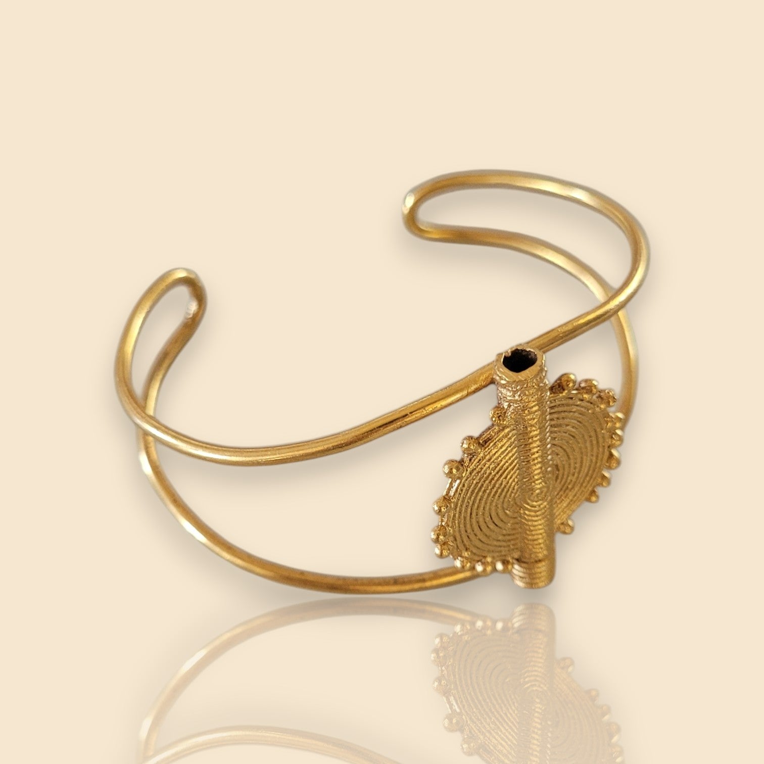bracelet en bronze Akan, une manchette dorée pour femme avec un poids à peser l’or traditionnel