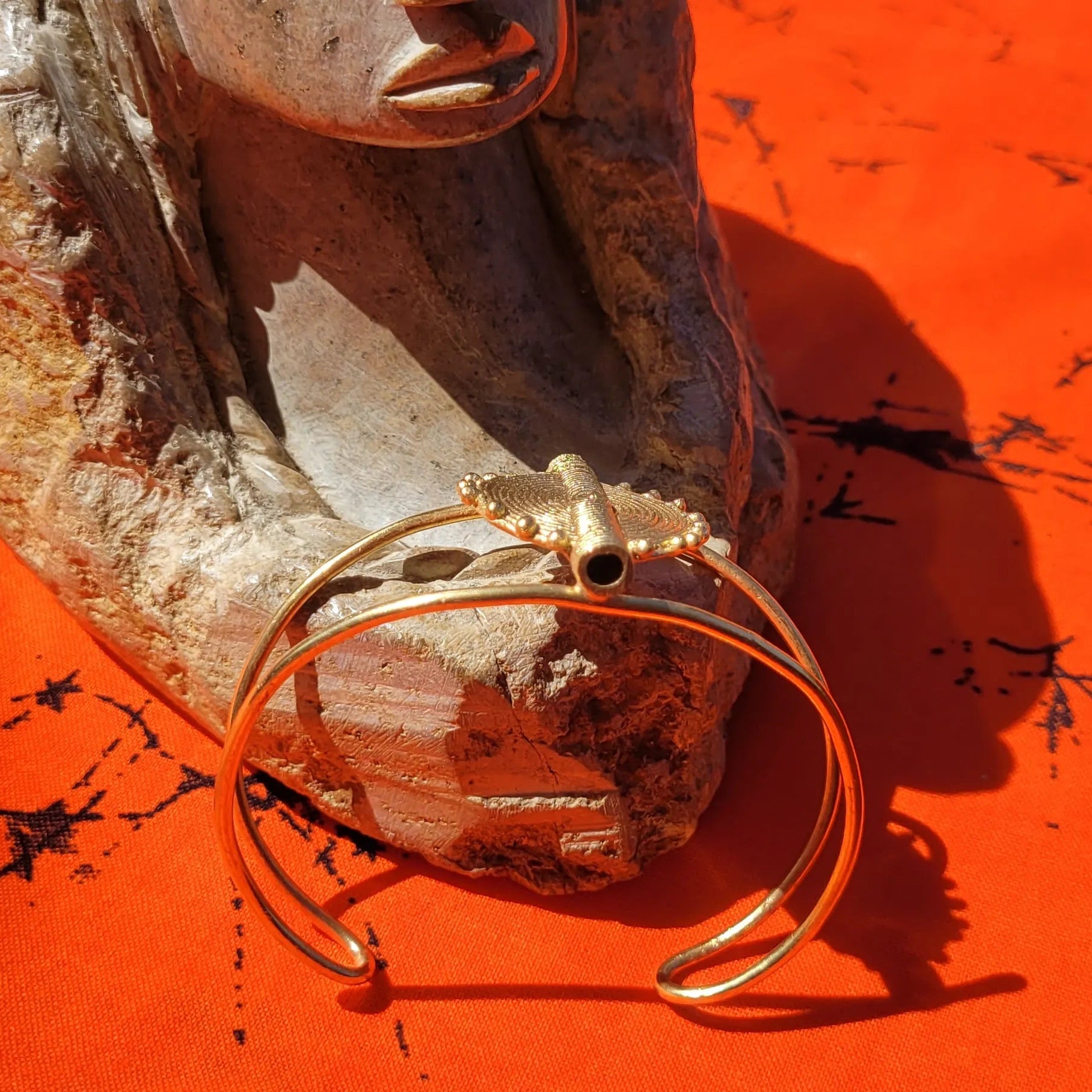 bracelet Akan, une manchette dorée pour femme en bronze sculpté