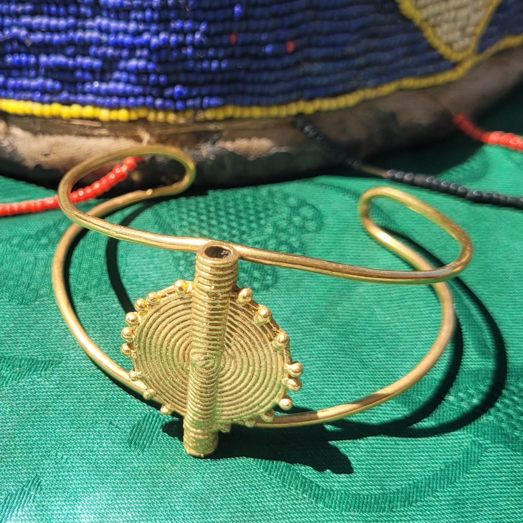 bracelet en bronze Akan, une manchette dorée pour femme façonnée au Sénégal