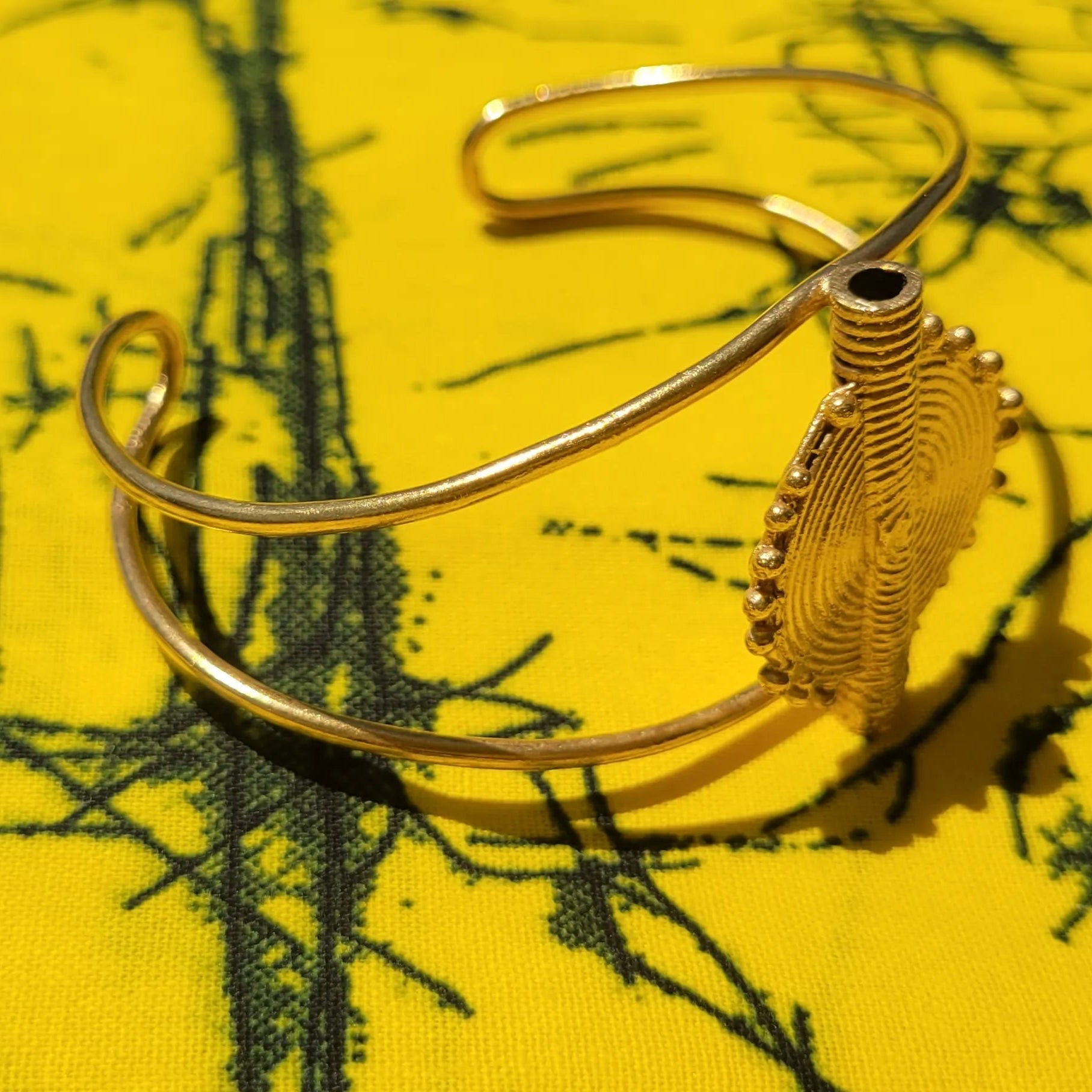 bracelet en bronze Akan, une manchette dorée pour femme faite main par des artisans dakarois