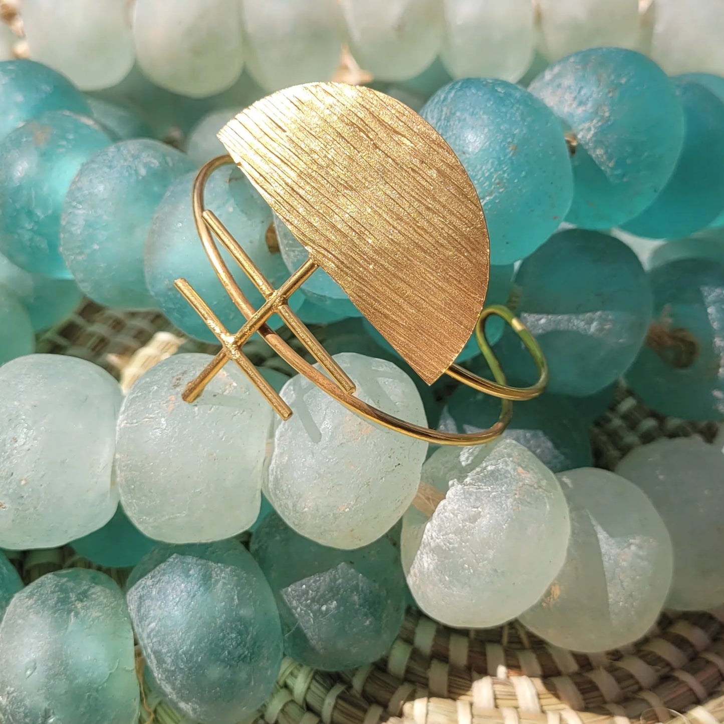 bracelet en bronze Ashanti, un bijou africain au fini brossé