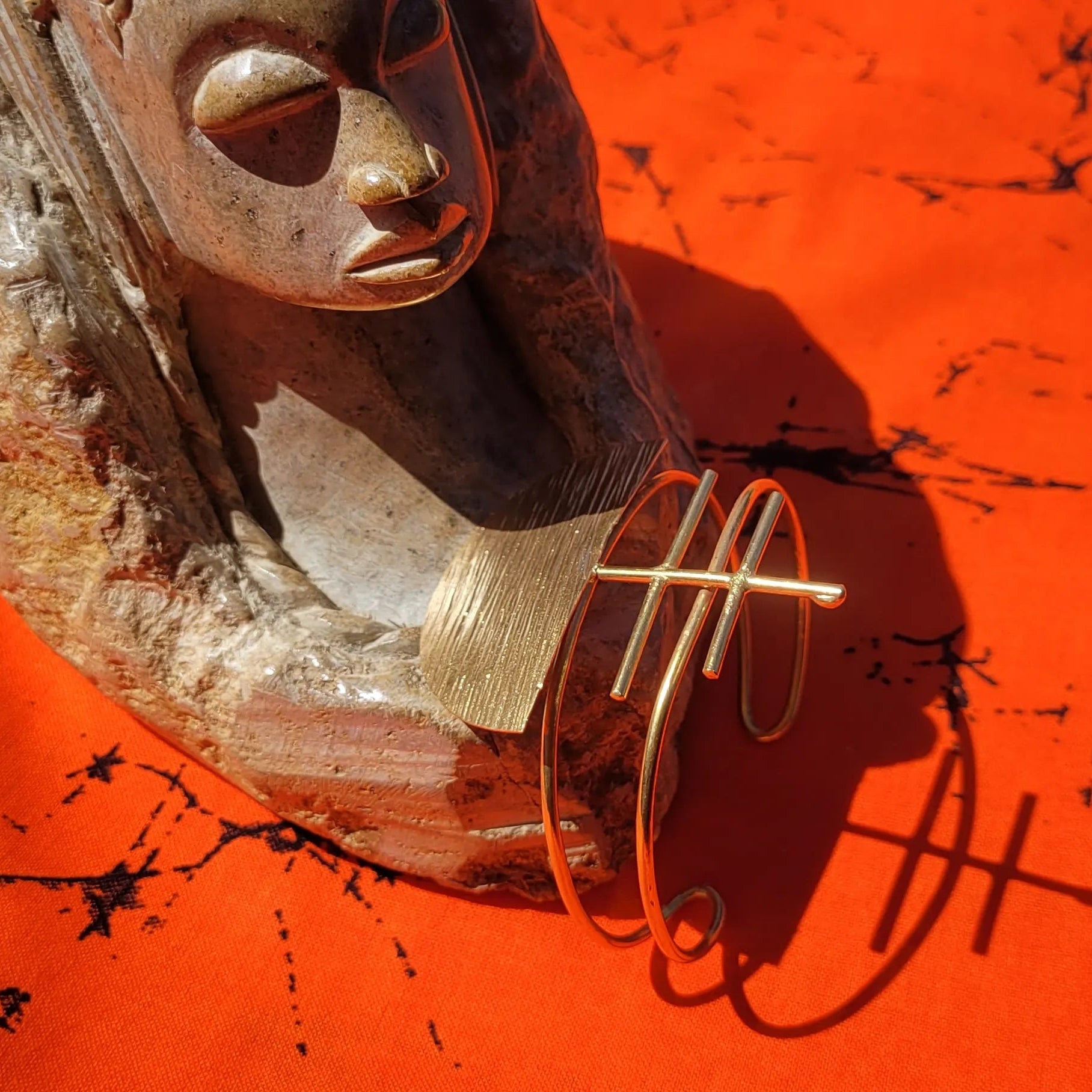 bracelet en bronze Ashanti, un bijou africain faite main par des artisans dakarois