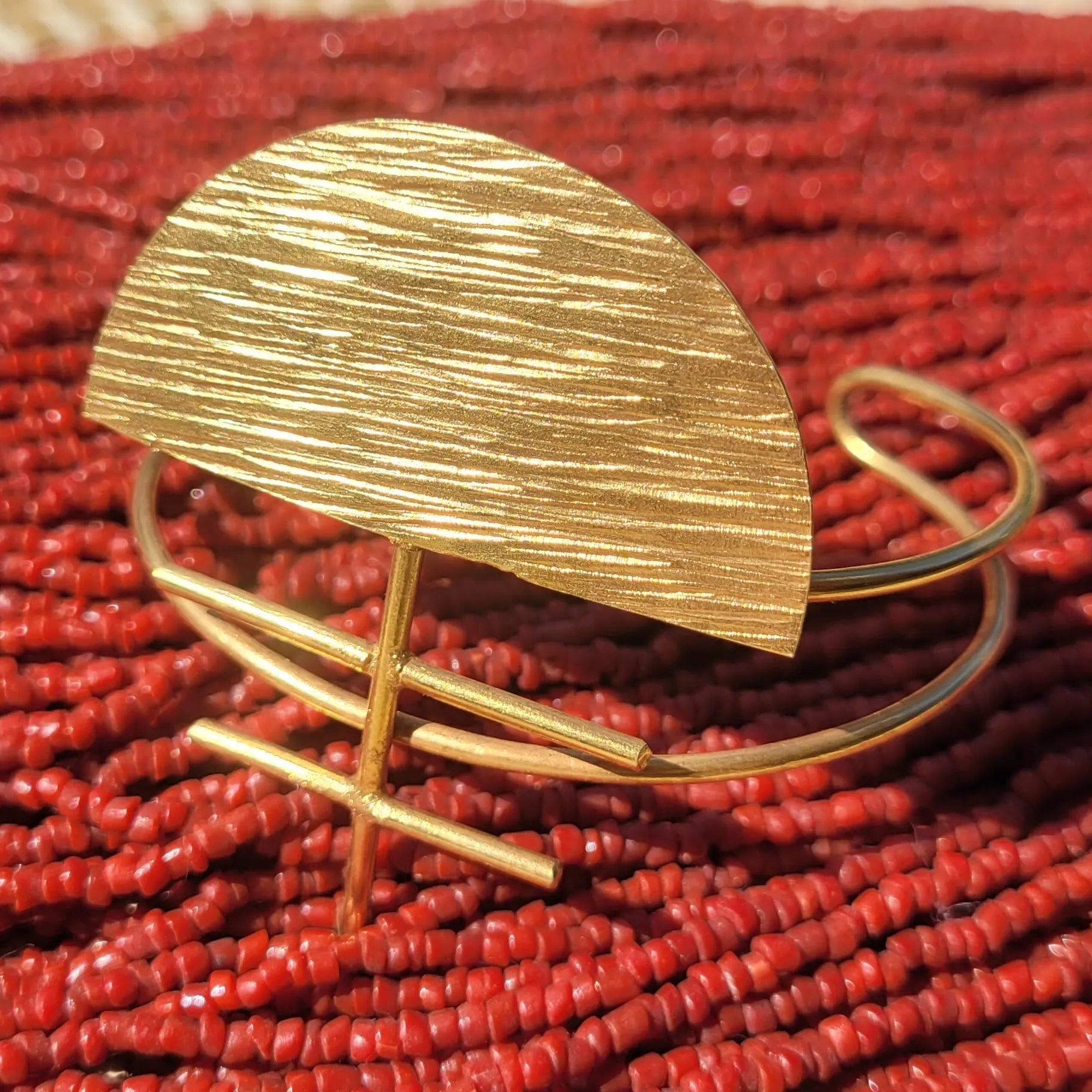 bracelet en bronze Ashanti, une manchette dorée pour femme façonnée au Sénégal