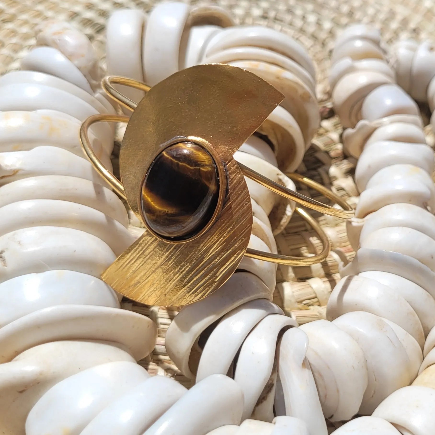 bracelet en bronze Bakari, un bijou africain avec une pierre œil de tigre