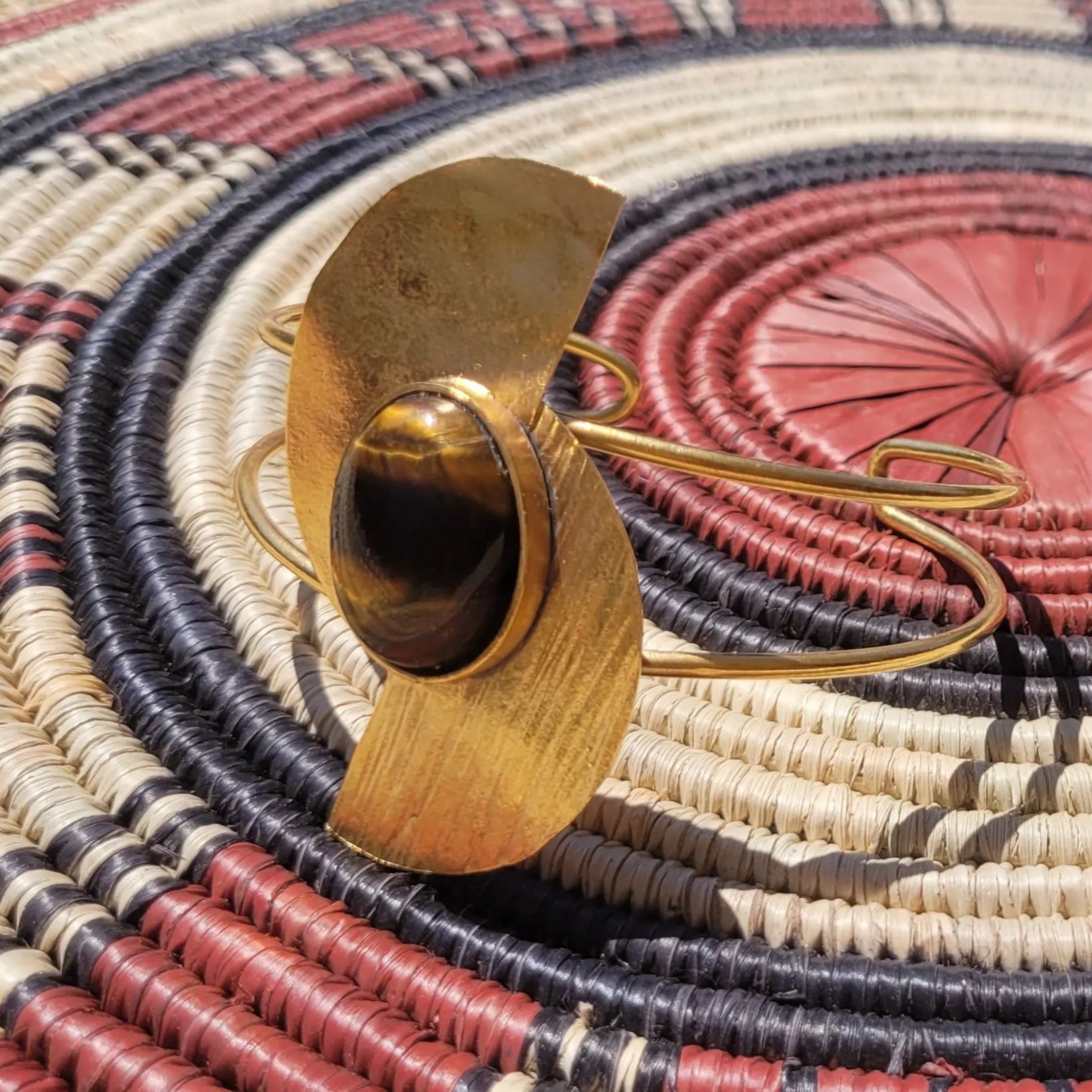 bracelet en bronze Bakari, un bijou africain au contraste élégant entre fini satiné et brossé