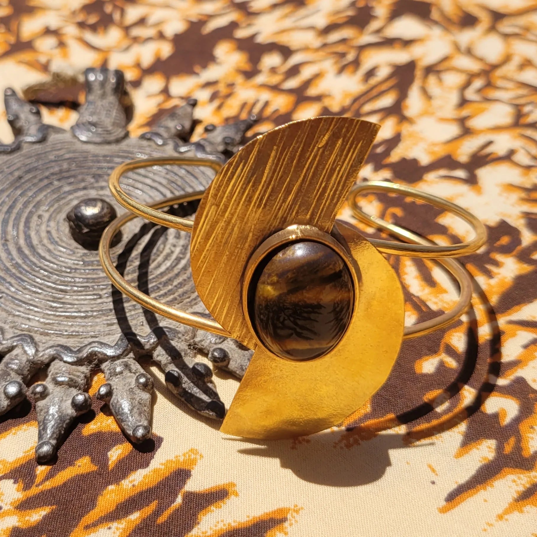 bracelet en bronze Bakari, un bijou africain ajustable à tous les poignets