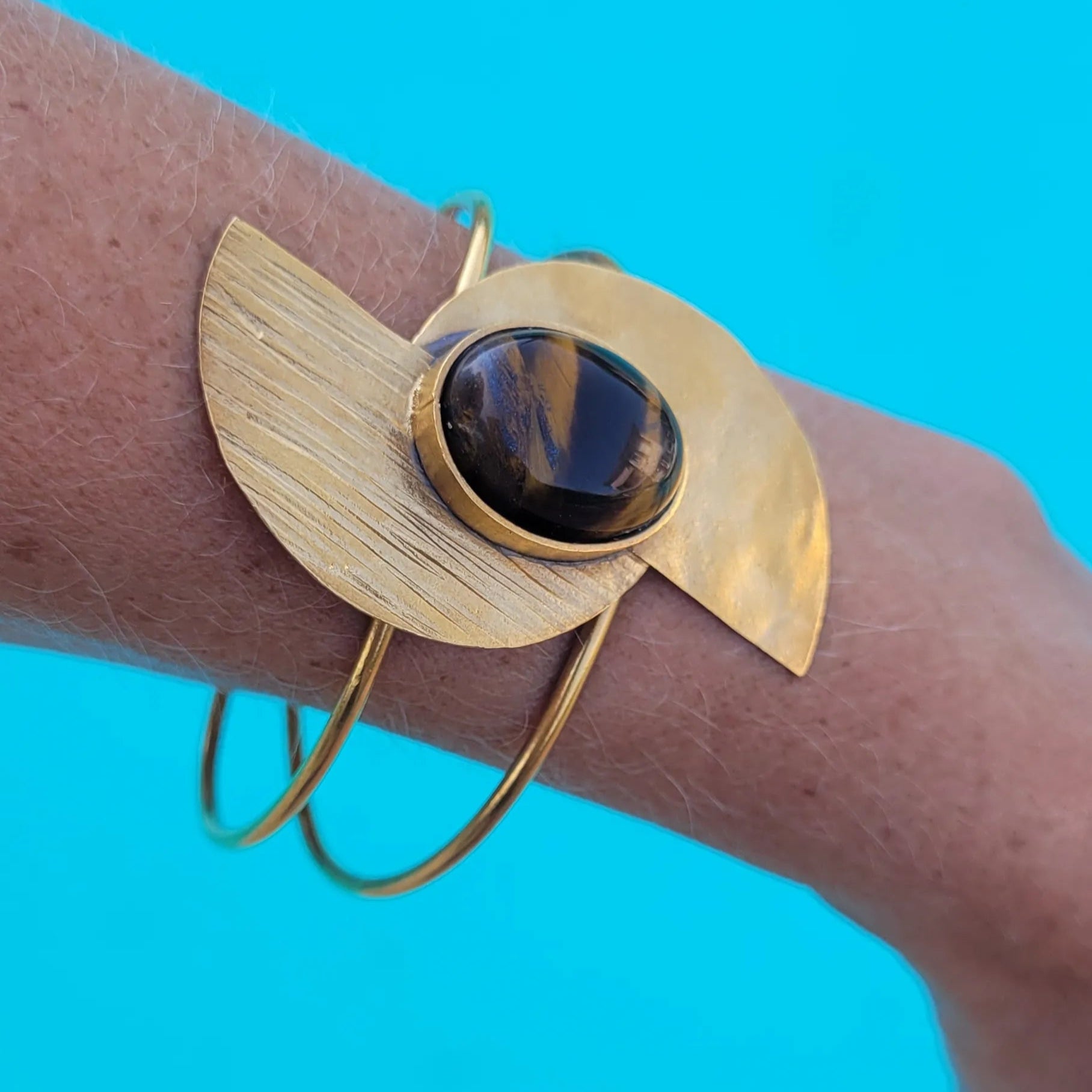 bracelet en bronze Bakari, un bijou africain façonné au Sénégal