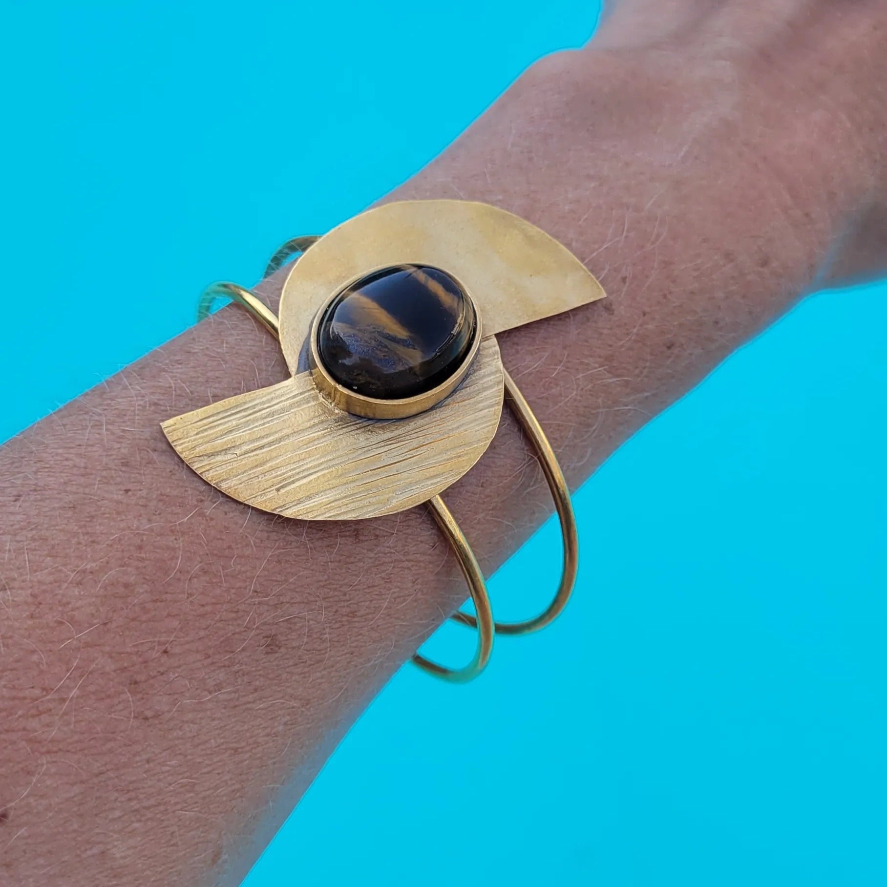 bracelet en bronze Bakari, un bijou africain faite main par des artisans dakarois