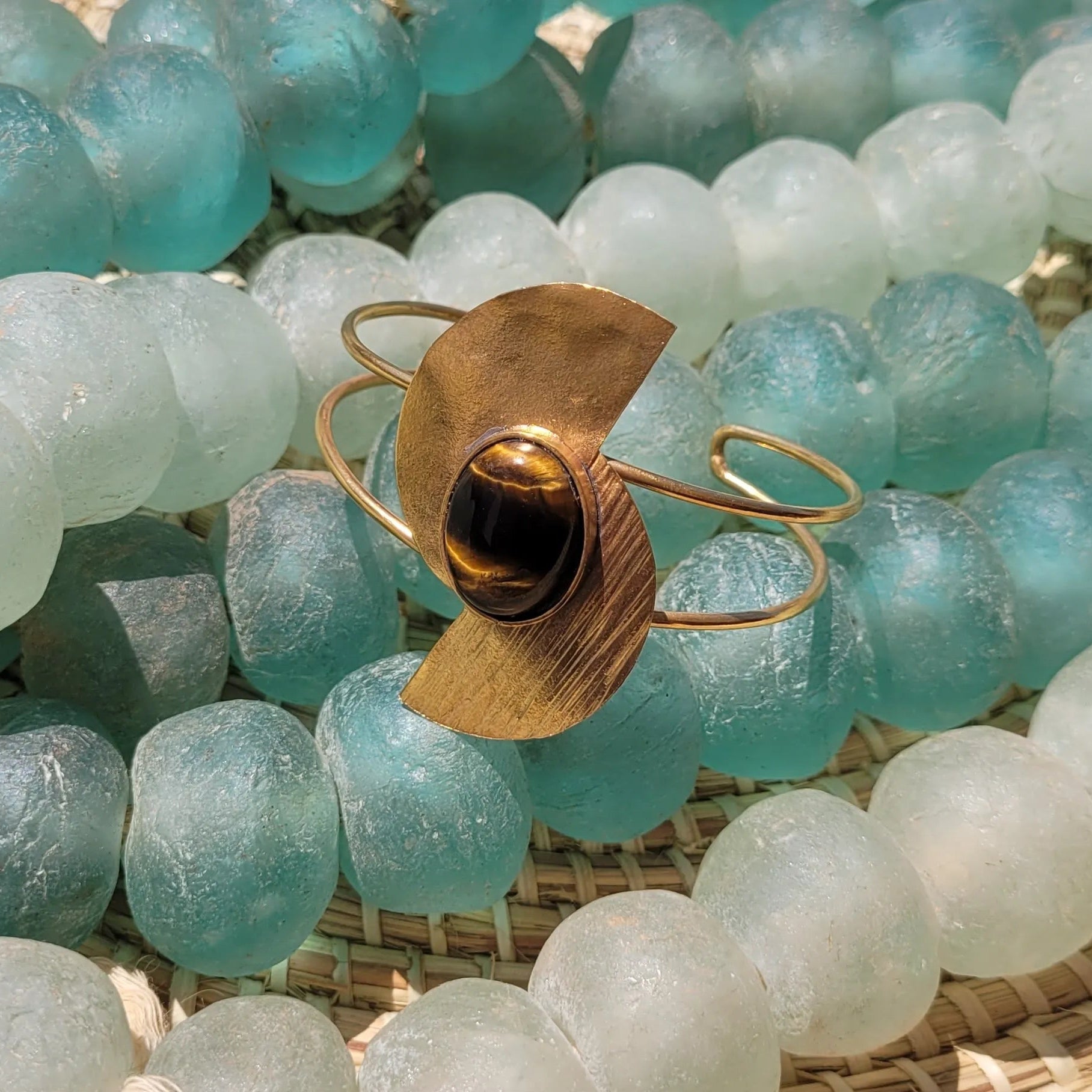 bracelets en bronze Bakari, des bijoux originaux avec une pierre œil de tigre