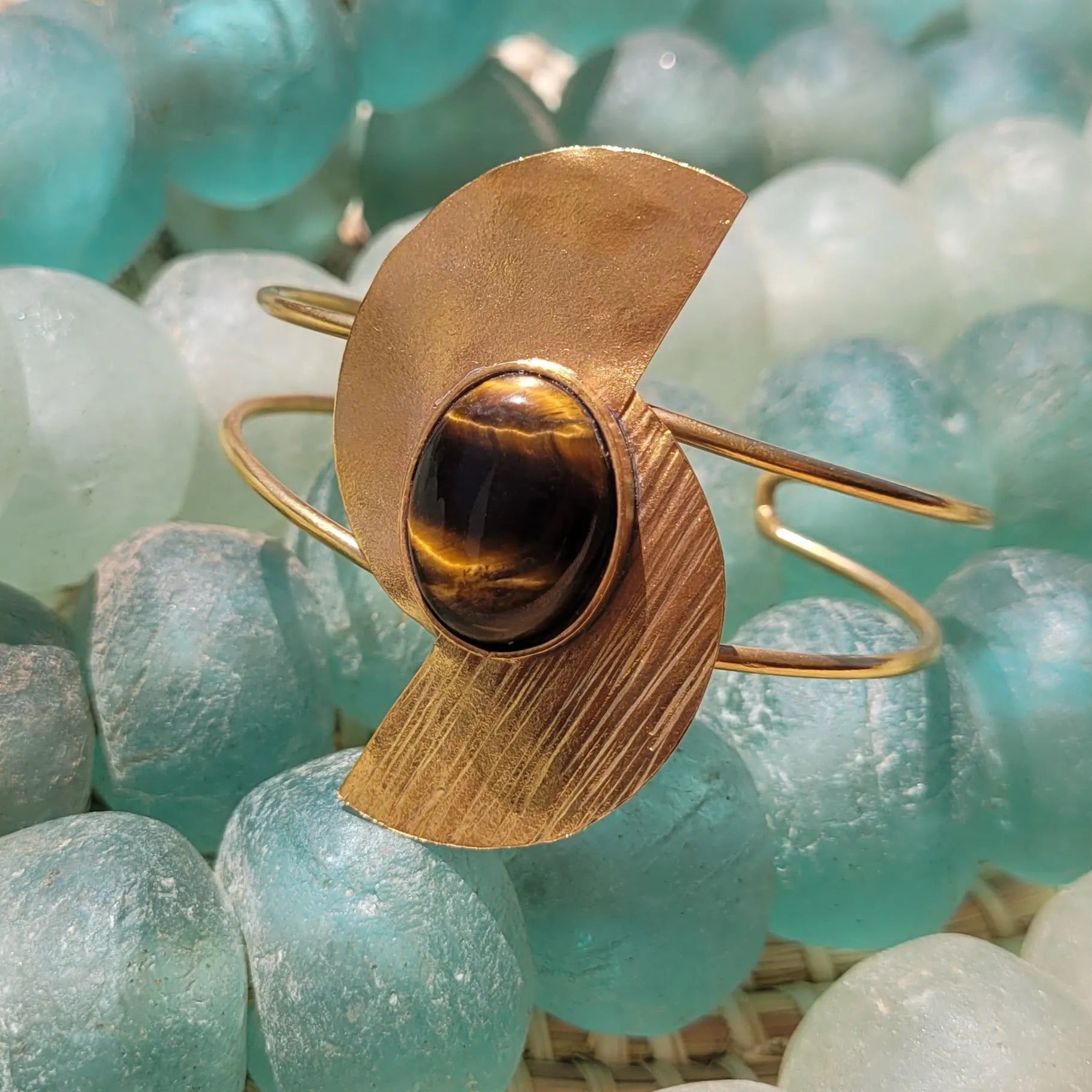 bracelets en bronze Bakari, des bijoux originaux au contraste élégant entre fini satiné et brossé