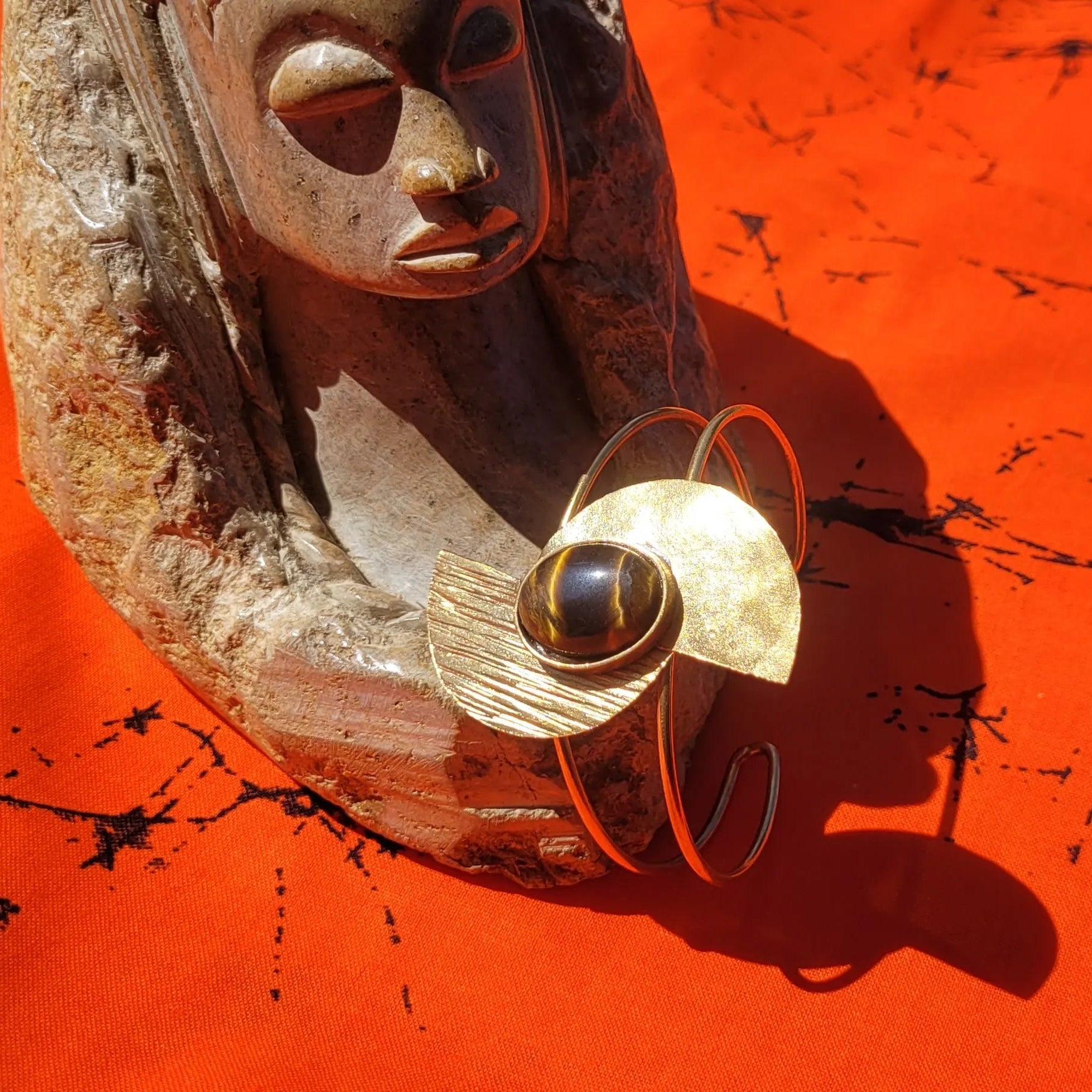 bracelet en bronze Bakari, une manchette dorée pour femme au contraste élégant entre fini satiné et brossé